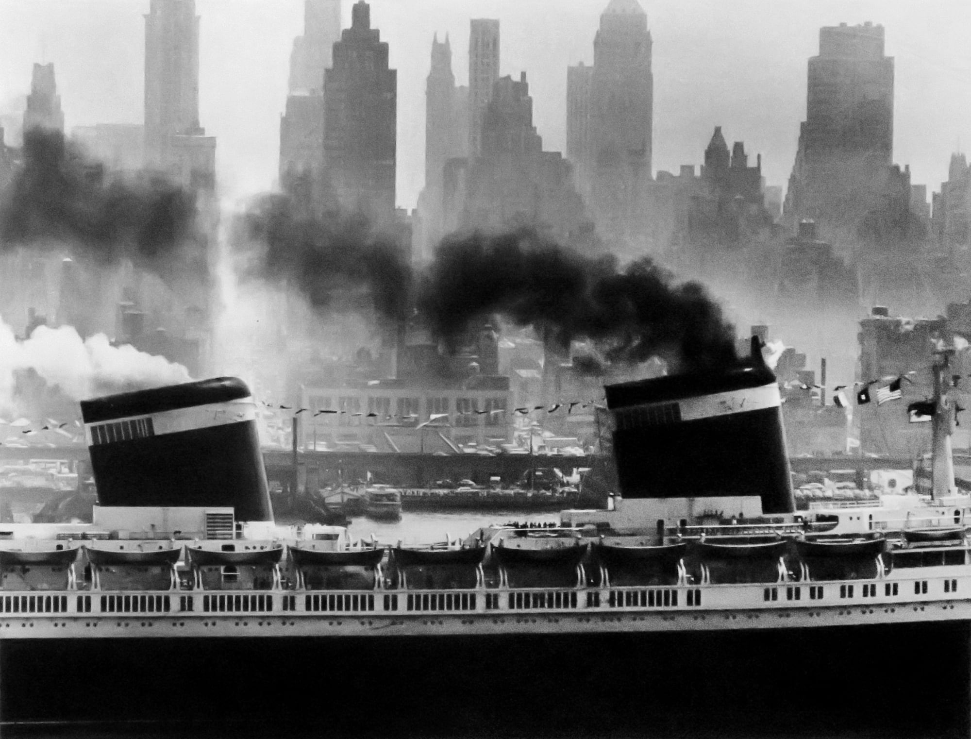 Andreas Feininger - The "United States" Setting Sail, New York, 1952