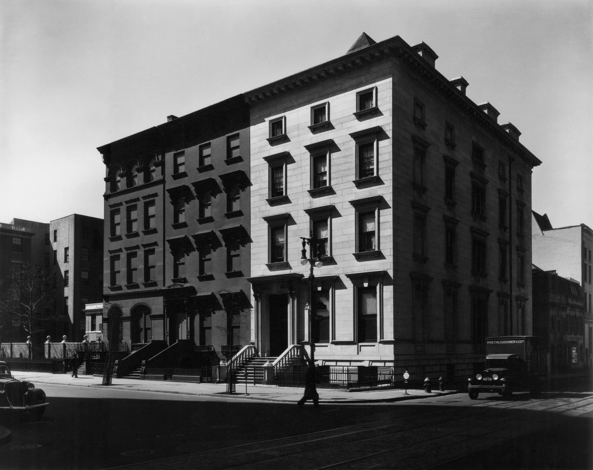 Berenice Abbott - 5th Avenue at 8th Street, Manhattan, March 20, 1936