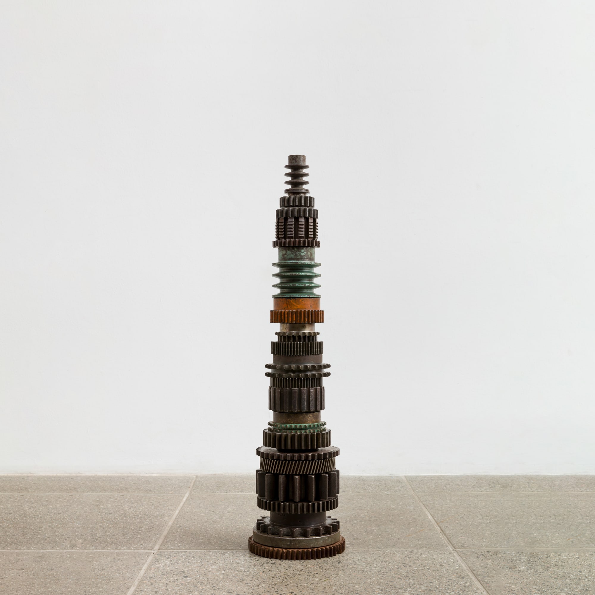 Gabriela Mureb, selecionada por [selected by]: Laura Lima Coluna, 2023 engrenagens e rolamentos de ferro empilhados [stacked iron gears and bearings] 80 x 20 x 20 cm [31 1/2 x 7 7/8 x 7 7/8 in] foto [photo]: Ana Pigosso