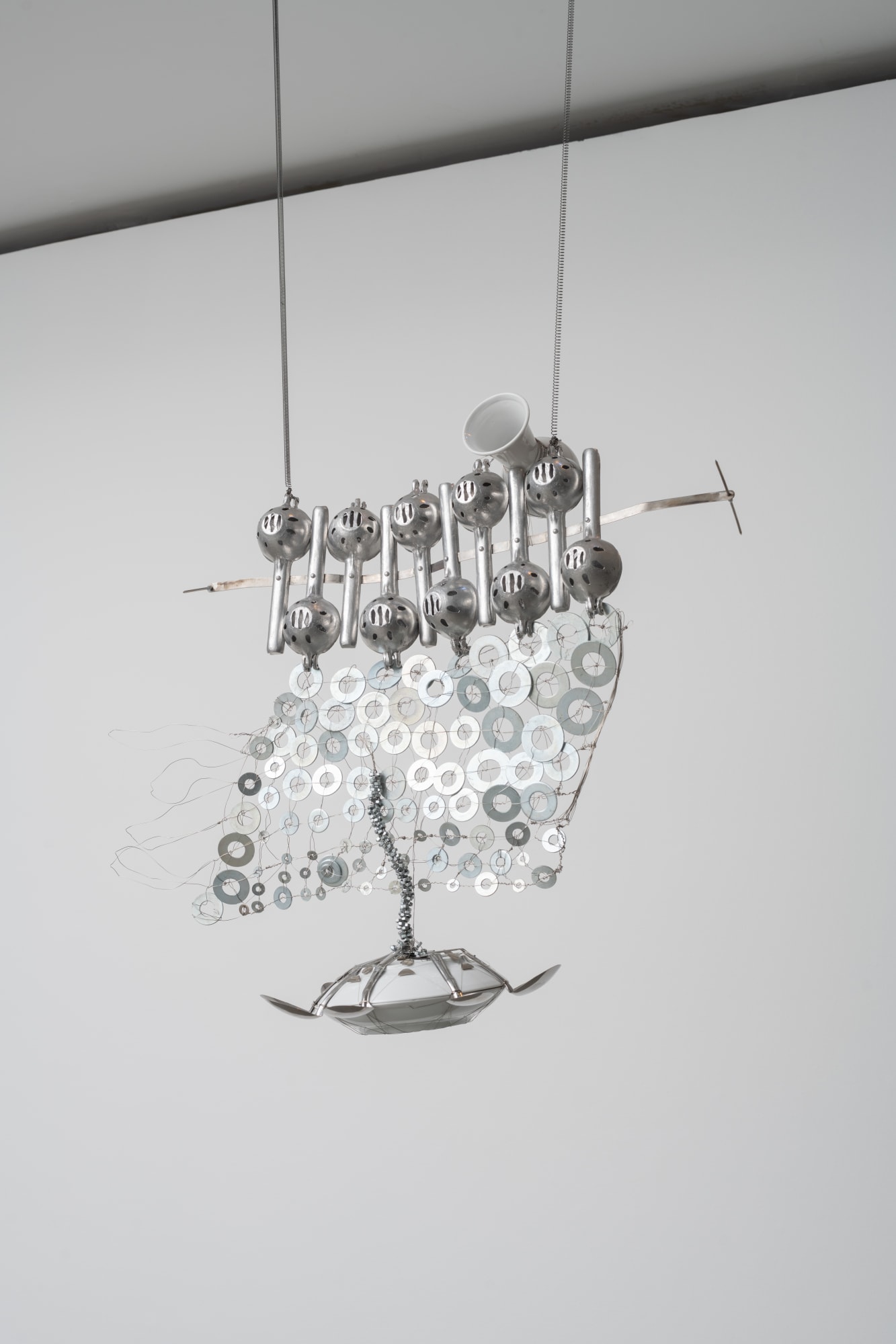 Laura Lima Disco Voador #7, 2023 aço galvanizado, aço inox, alumínio e cerâmica [galvanized steel, stainless steel, aluminum and ceramics] 84 x 90 x 40 cm 33 1/8 x 35 3/8 x 15 3/4 in foto [photo]: Edouard Fraipont