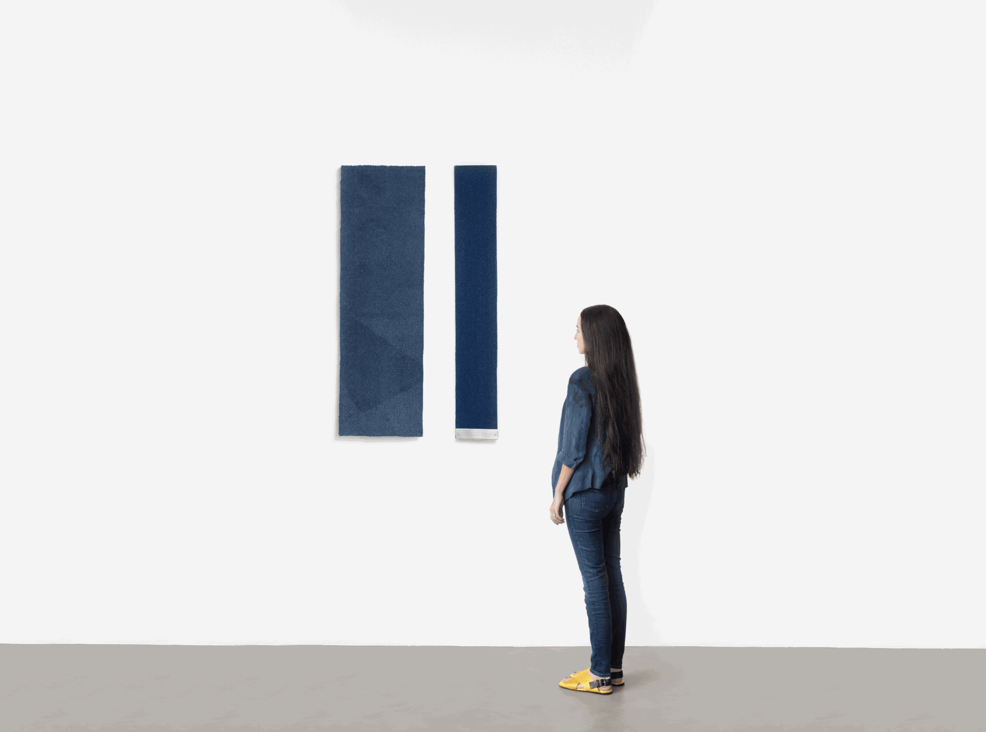 Anexo do Salão Azul, 2023 carpete Azul do Senado, impressões em papel jornal, madeira cedro rosa com óleo vegetal, etiqueta [Brazilian Senate blue carpet, prints on newspaper paper pink cedar wood and vegetable oil, label] 66 x 10 x 3 cm [26 x 4 x 1 1/8 in] foto [photo]: Edouard Fraipont