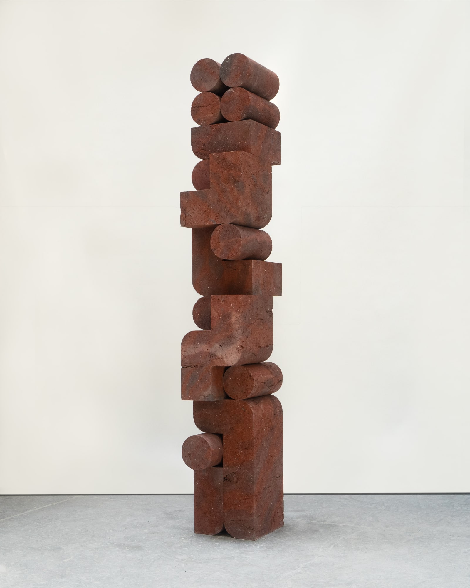 Pedro Reyes Cë Coatl [One Snake], 2024 pedra Tezontle vermelha [red Tezontle stone] 210 x 30 x 40 cm [82 5/8 x 11 3/4 x 15 3/4 in] ft [ph]: Pamela Limón Ross