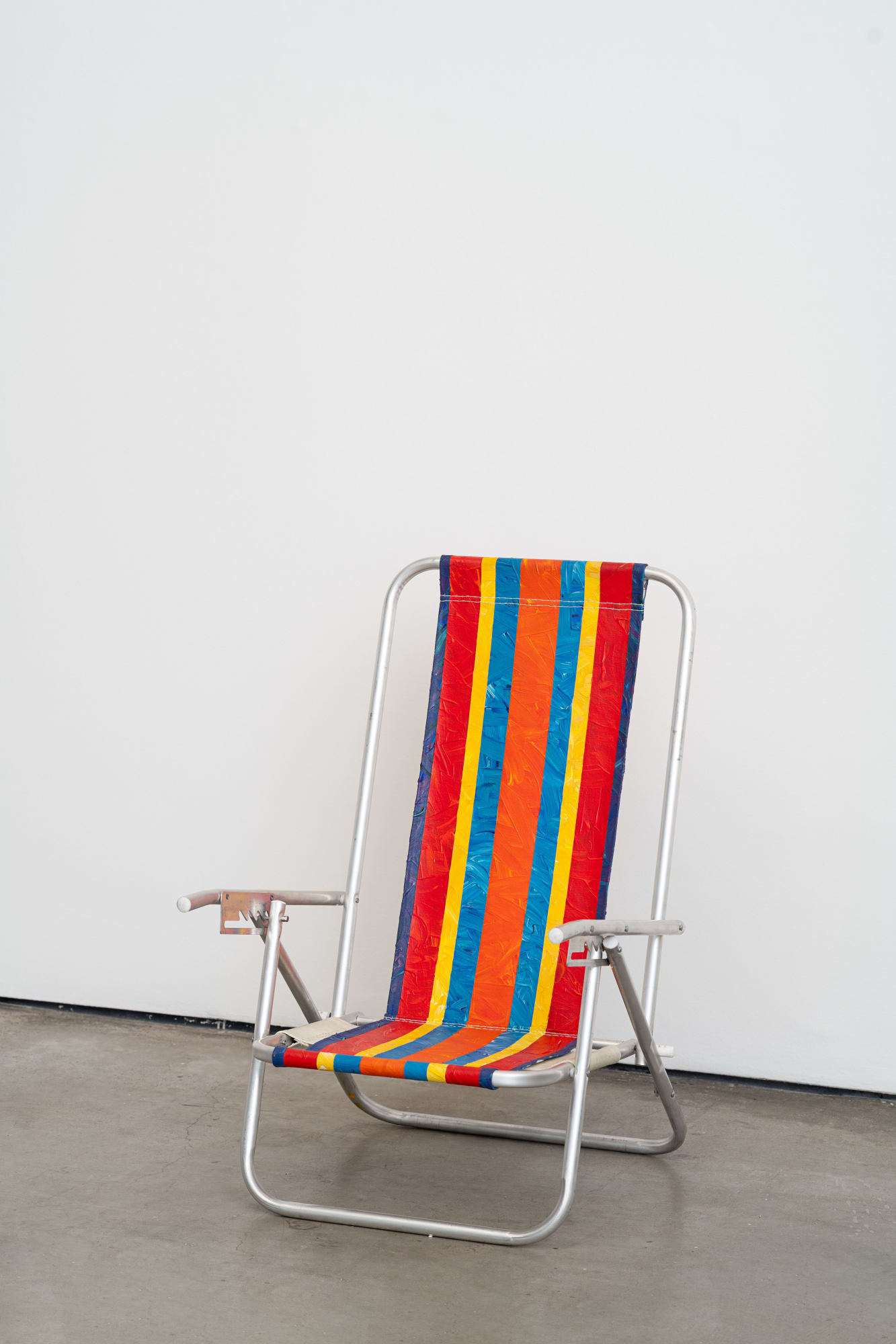 Cildo Meireles Cadeira de praia (Jasper Johns) da série Camuflagens [Beach Chair (Jasper Johns) from the Camouflages series], 1987 - 2023 acrílica sobre tela e estrutura de alumínio 78 x 55 x 72 cm 30 ¾ x 21 ⅝ x 28 ⅜ in Edition of 3 foto [photo]: Edouard Fraipont