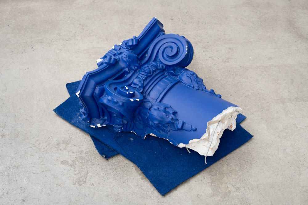 Mike Nelson Cloak of rags (capital/carpet), 2017 gesso, concreto, tijolos, tapetes, pintura azul ultramarina [plaster, concrete, bricks, carpets, ultramarine blue paint] 32 x 85 x 65 cm Ph: Edouard Fraipont