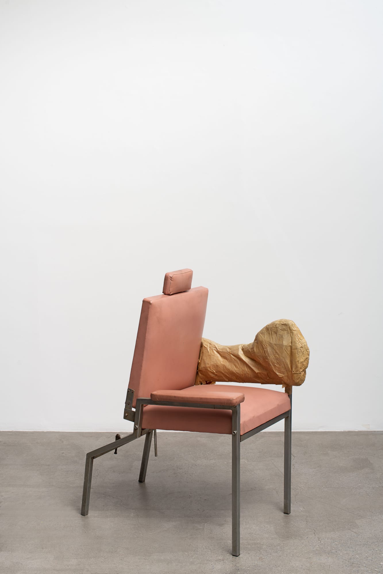 Brian Griffiths Arm, 2004 cadeira rosa, fita adesiva de papel, cola [pink chair, paper tape, glue] 140 x 90 x 120 cm (aprox.) [55 1/8 x 35 3/8 x 47 1/4 in (approx.] foto [photo]: Edouard Fraipont