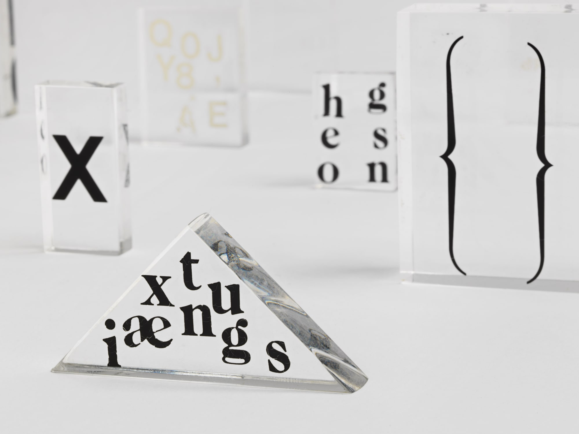 Mira Schendel Sem título [Untitled], da série [from the series] Toquinhos de acrílico [Little Stubs], ca. 1971 - 1973 acrílico e letraset [acrylic, transfer lettering (letraset)] dimensões variáveis (39 partes) [variable dimension (39 parts)]