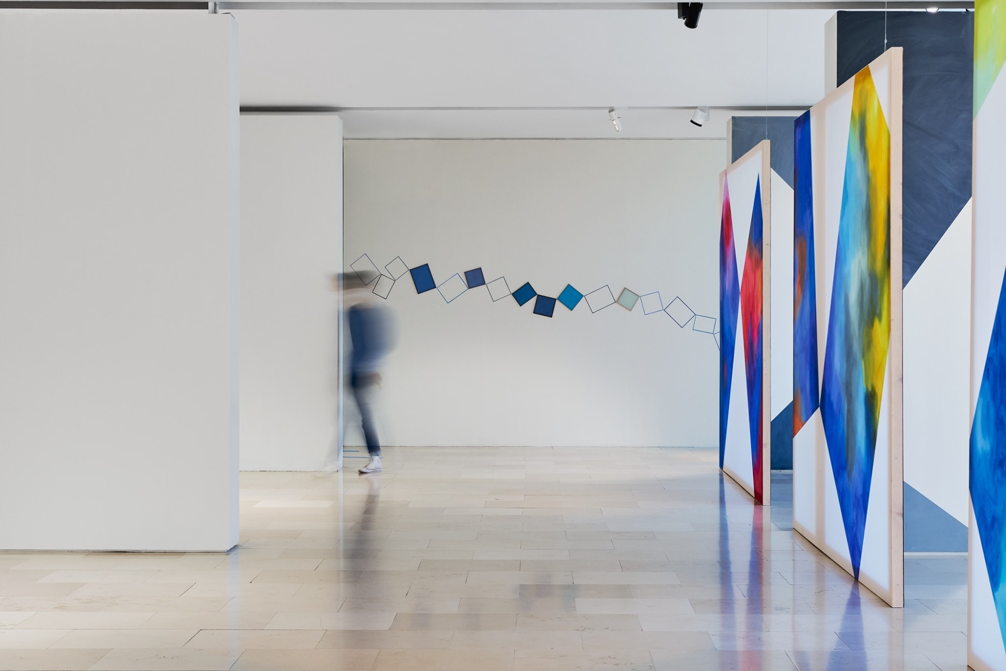 Vue de l'expostion Cécile BART Je suis bleue Musée national Marc Chagall 2021 © Anthony Lanneretonne