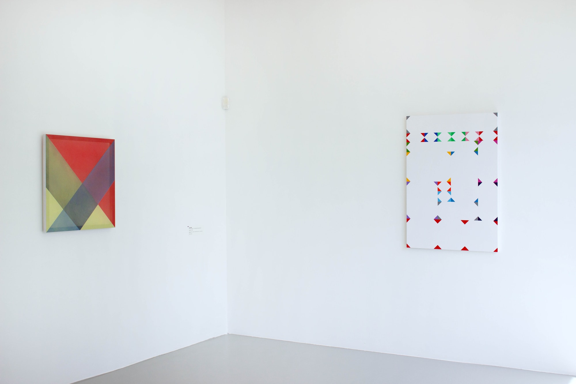 Ode BERTRAND Les gris II, 2016 huile sur toile 80 x 80 cm Collection Ode Bertrand Cécile BART Tangram #1, 2023 peinture/écran/tableau — peinture aux résines alkydes, Tergal « Plein jour », châssis aluminium 70 x 70 cm Collection Cécile Bart Jean-François DUBREUIL QADQ1 – IL PICCOLO Anno XCII - N°66 25/08/2017, 2017 acrylique sur toile 94,5 x 64 cm Collection Jean-François Dubreuil © Adagp, Paris 2023