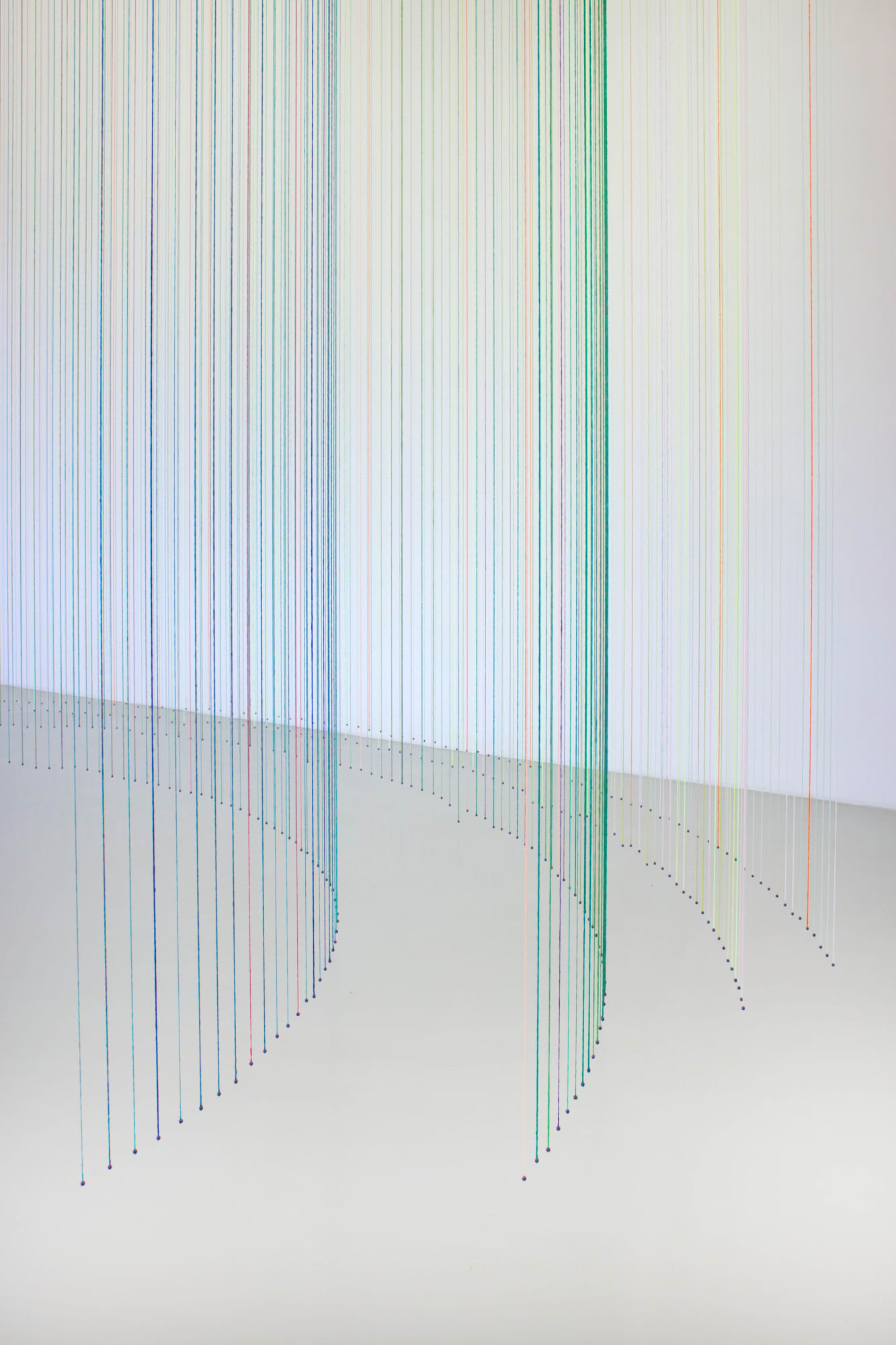 Cécile BART 275 jours * Lisses #19, 2023 (arc en bois, fils de laine et de coton, plombs) ** Traits sensibles, 2023 (crayons de couleurs) Collection Cécile Bart © photo eac.