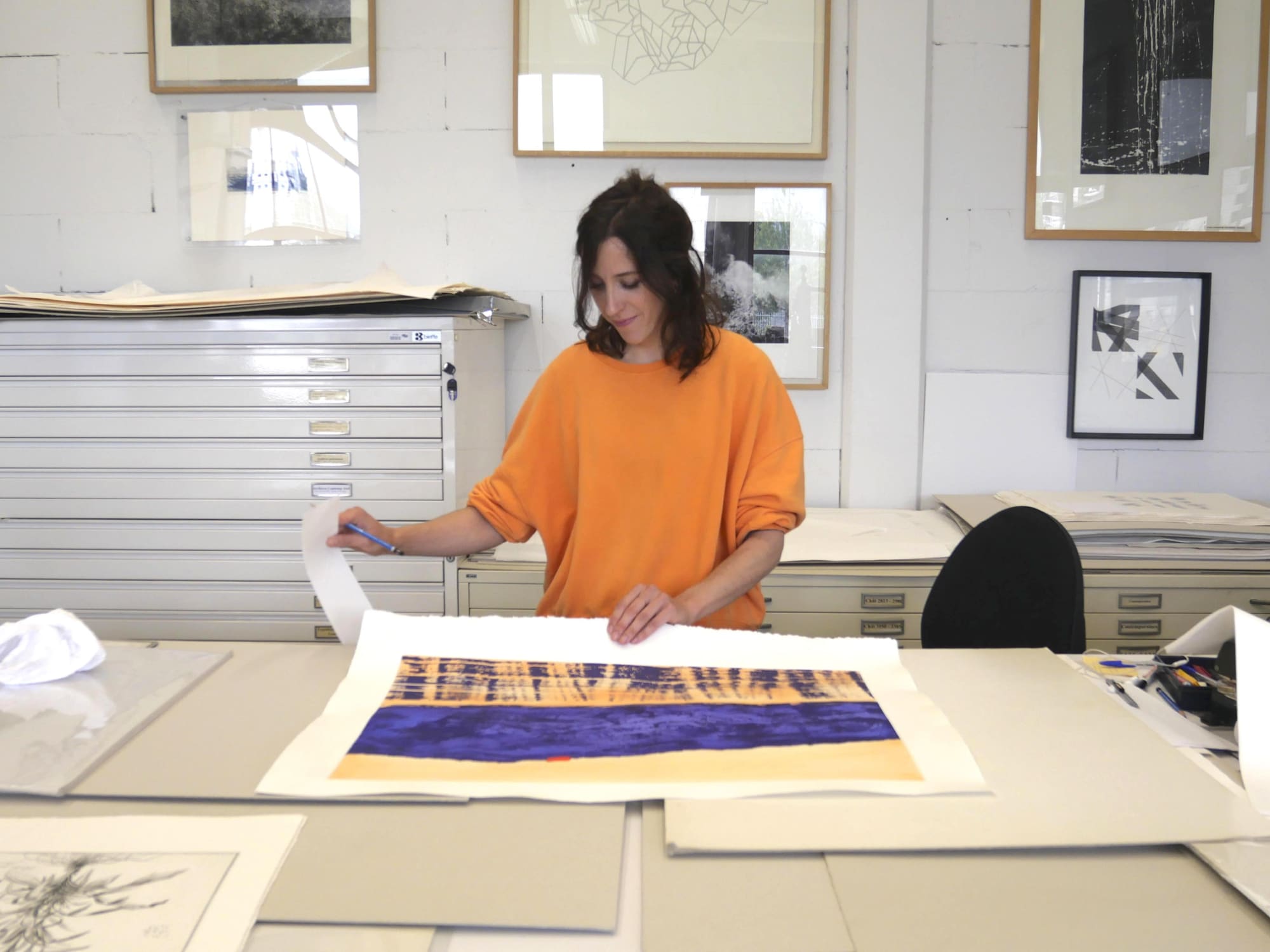 Chalcographie réalisée avec la RMN Grand Palais dans les ateliers du Louvre Marine WALLON Isola 2022 Hauteur 47.6 cm x largeur 67.6 cm Dimension papier : 51 x 89 cm Papier : Somerset textured white 300gr Gravure sur cuivre Eau-forte, aquatinte | morsure ouverte, aquatinte au lavis, à la lavande, au sucre. Isola est une estampe réalisée par Marine Wallon. Architecte de l’image, ses représentations de paysages expriment avec pureté l’immensité de la nature face à l’être humain. Pour Isola, Marine Wallon confie qu’elle « a questionné le signe abstrait dans le paysage » en explorant les accidents possibles de la gravure sur cuivre : des creux amenés par les acides ou bien les multiples effets créés par les vernis de recouvrement. Elle s’est inspirée du rythme coloré des œuvres de Delacroix et de Turner pour marquer l’horizon « d’un punctum rouge qui équilibre le regard ».