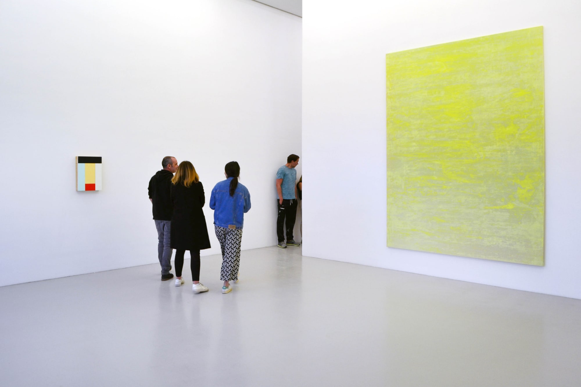 Vue de l'exposition Contrepoint, Gérard Traquandi & la Donation Albers-Honegger Œuvres de Imi Knoebel (Maria, 1991. FNAC 02-1261 Centre national des arts plastiques Espace de l’Art Concret, Donation Albers-Honegger) et de Gérard Traquandi (Sans titre, 2019. Courtesy de l'artiste et Galerie Catherine Issert, Saint-Paul-de-Vence) © photo eac. © Adagp, Paris 2019