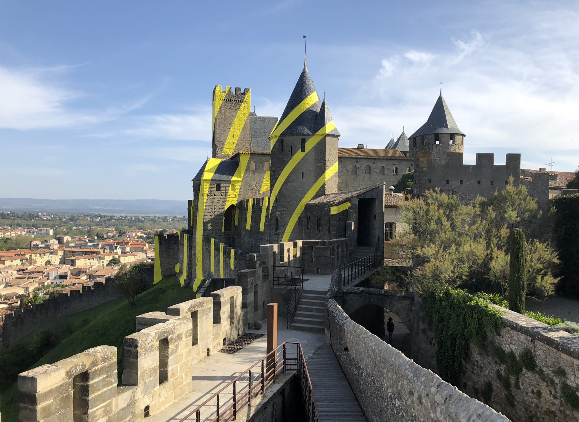 Felice Varini Concentriques Excentriques Château et remparts de la Cité de Carcassonne, Porte d’Aude Carcassonne France