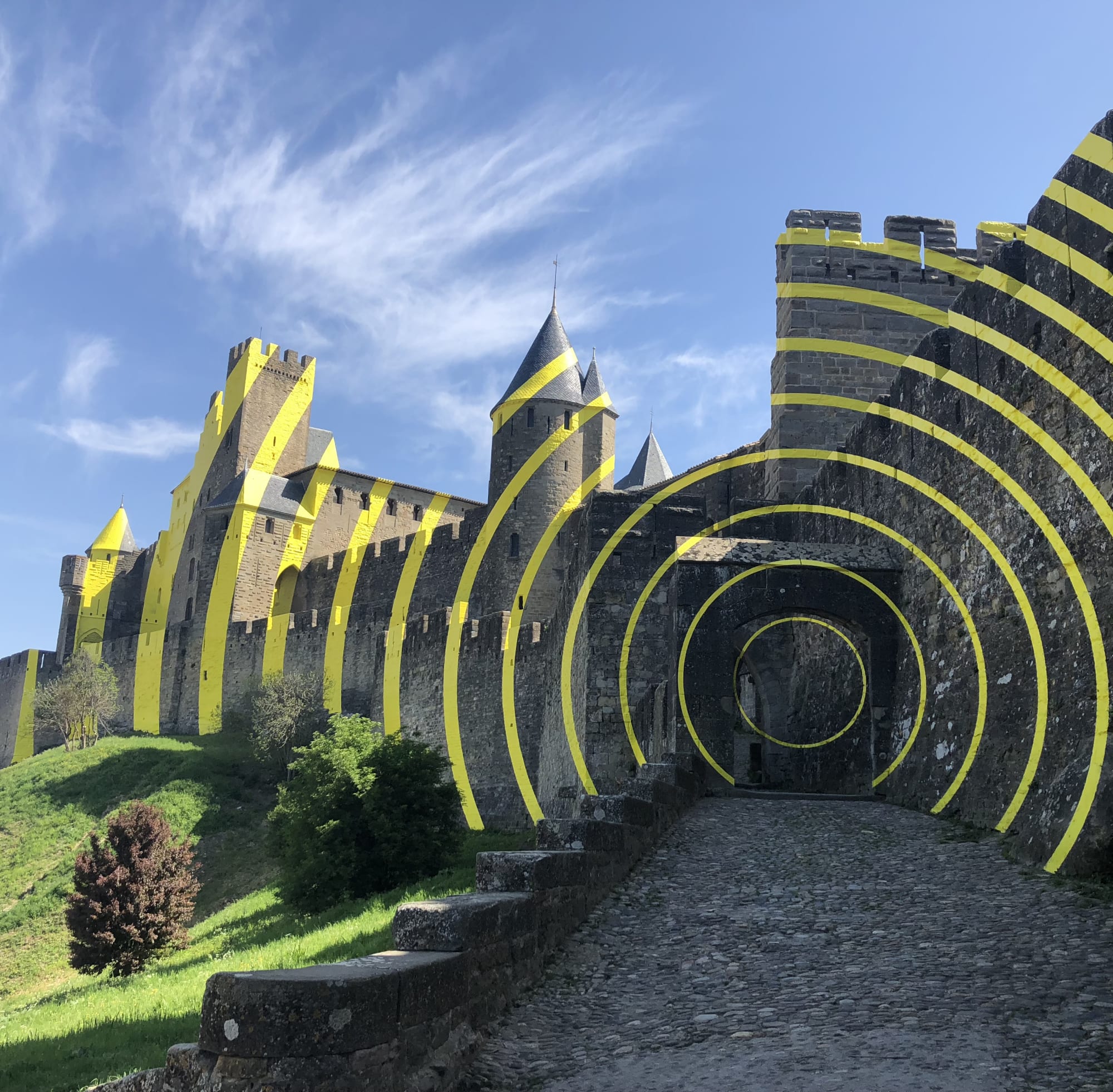 Felice Varini Concentriques Excentriques Château et remparts de la Cité de Carcassonne, Porte d’Aude Carcassonne France