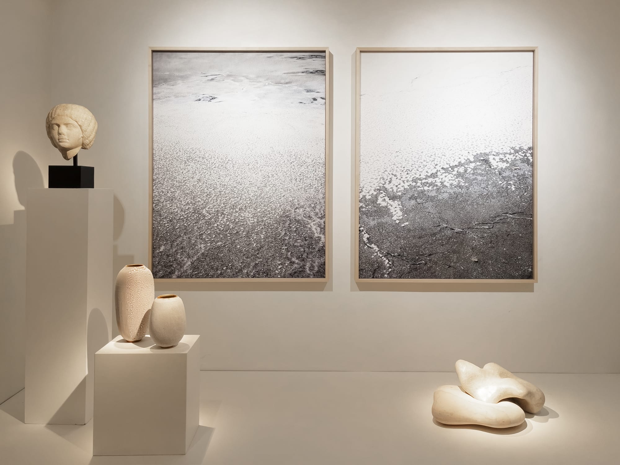 Blanc 02 Décembre - 23 Décembre 3 quai Voltaire 75007 Paris France De l'Antiquité au Contemporain Exposition collective : Damien Deroubaix, Djaba Diassamidze, Alexandre Dufaye, Laurence Ellis, Pierre Paris, Léa Ginac, François Halard, Myriam Mihindou, Pierre Augustin Rose, Purienne, Yana Rotner, Karen Swami, James Webster, et d'autres …