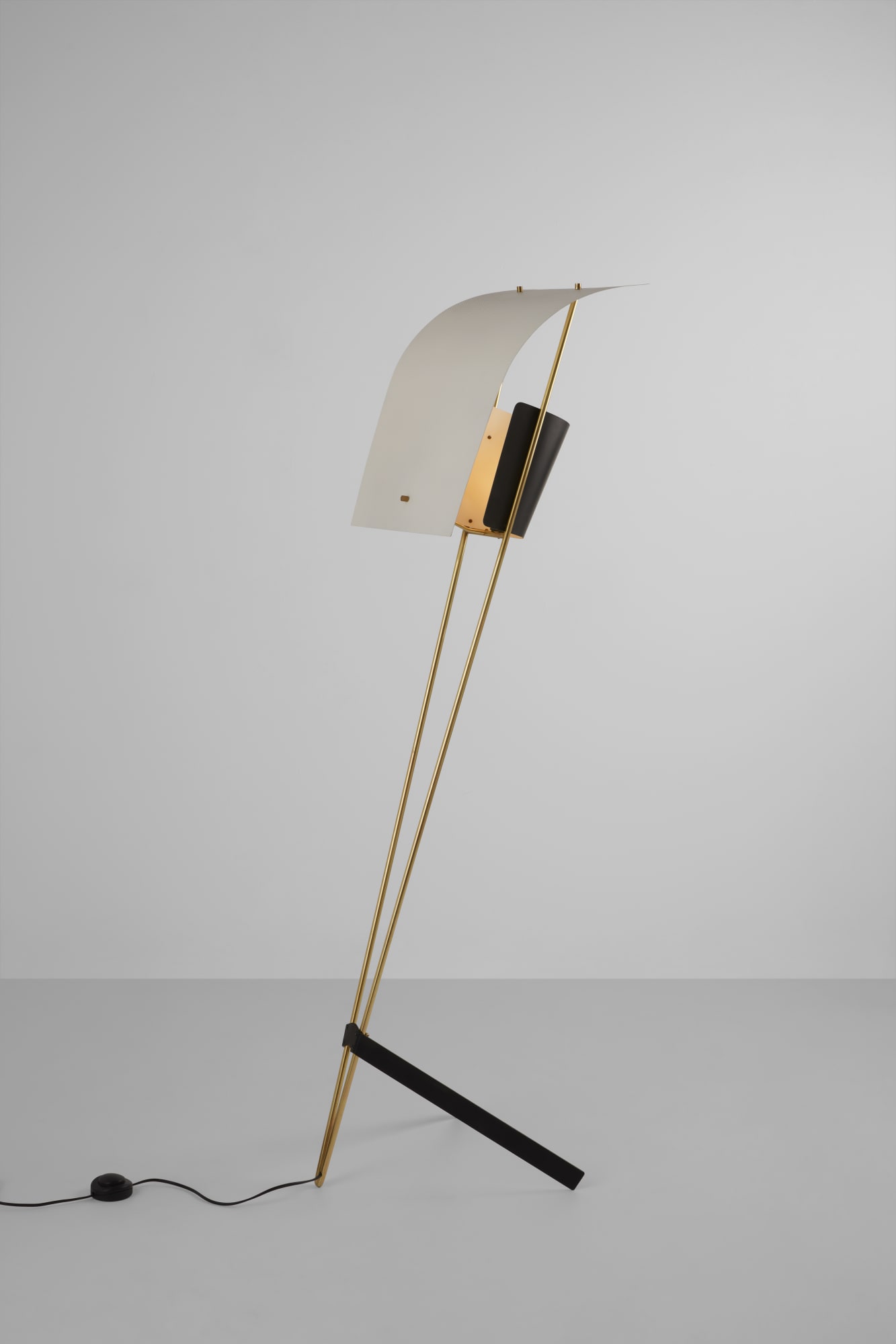 Pierre Guariche ( 1926-1995) Lampadaire G30 Edition Pierre Disderot - 1952 Laiton poli, métal et aluminium laqué Haut 150 larg 40 cm