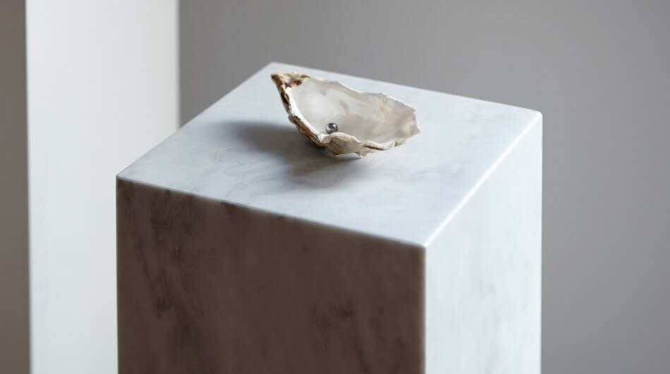 Michael Müller Ausstattung und Aneignung eines Objekts durch Liebe (Edition 2/3), 2013 Oyster, Metal Ball and Marble Column Marble Column: 100 x 20 x 20 cm Oyster, Metal Ball: 7 x 11.5 x 6.5 cm