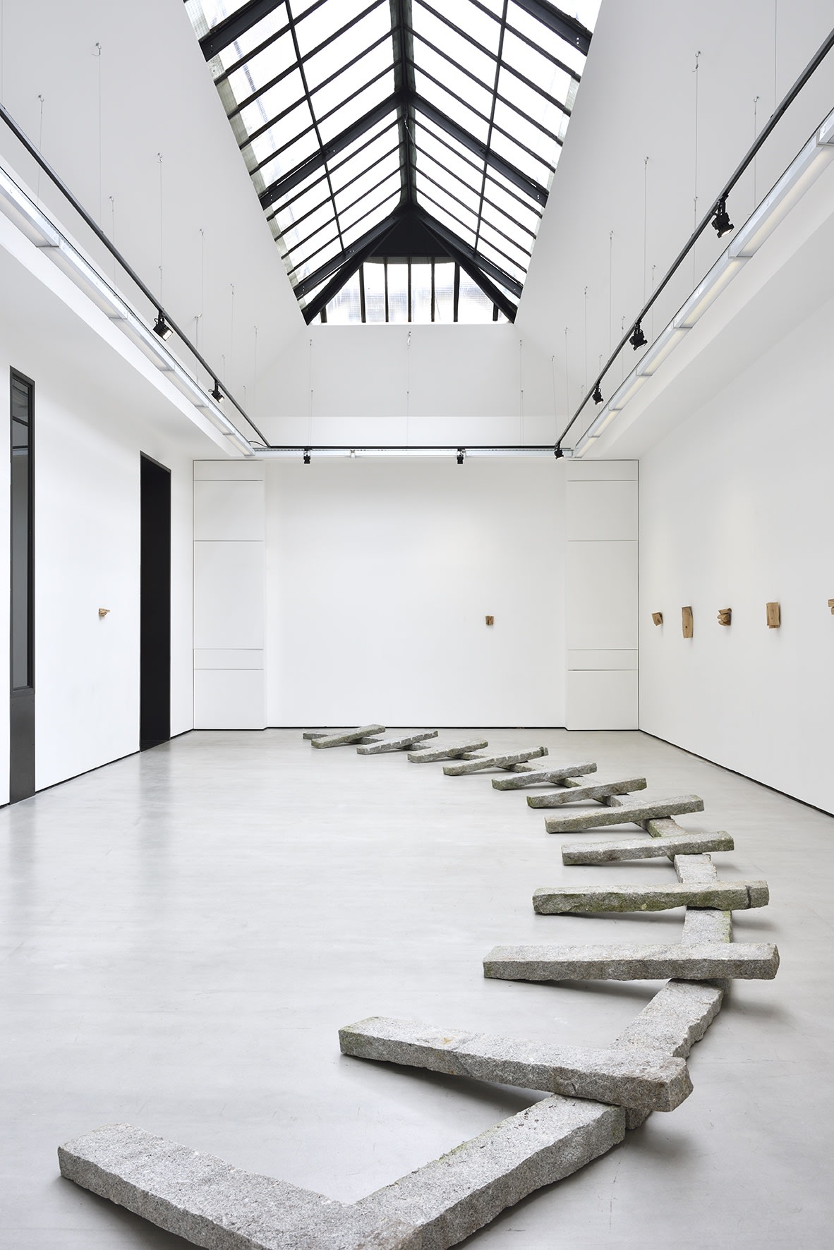 Richard Nonas (PARENTHESIS); (corner to corner, in place) 17.10-23.11.2019