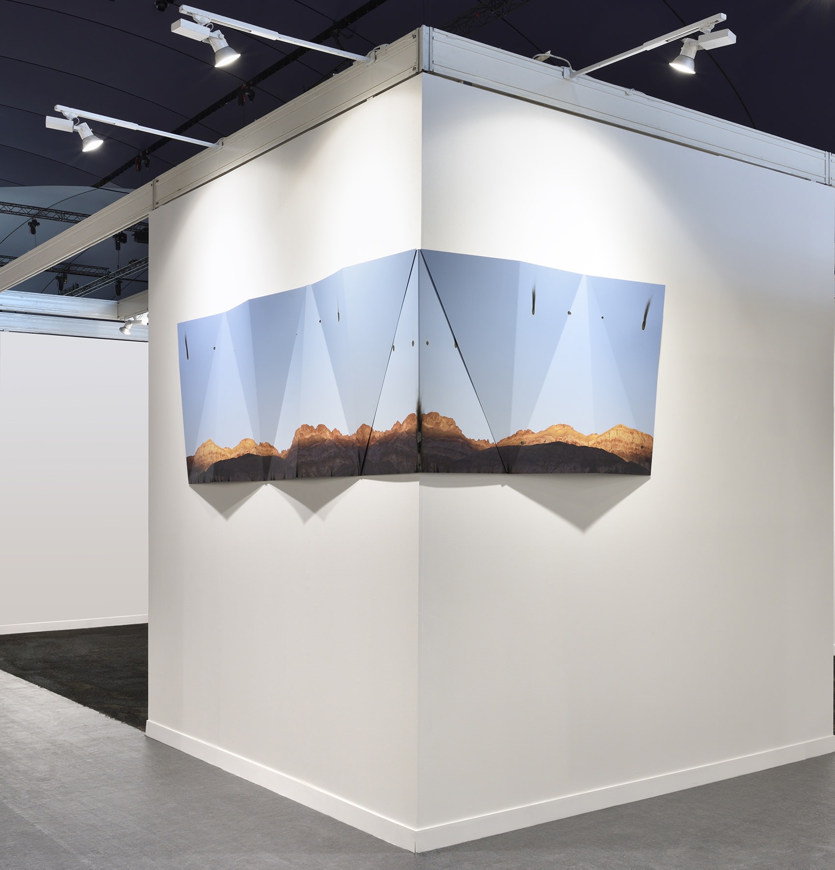 Letha Wilson Death Valley Steel Fold, 2021 Impressions UV sur acier UV prints on steel 400 x 100 x 15 cm 157 1/2 x 39 3/8 x 5 7/8 inches