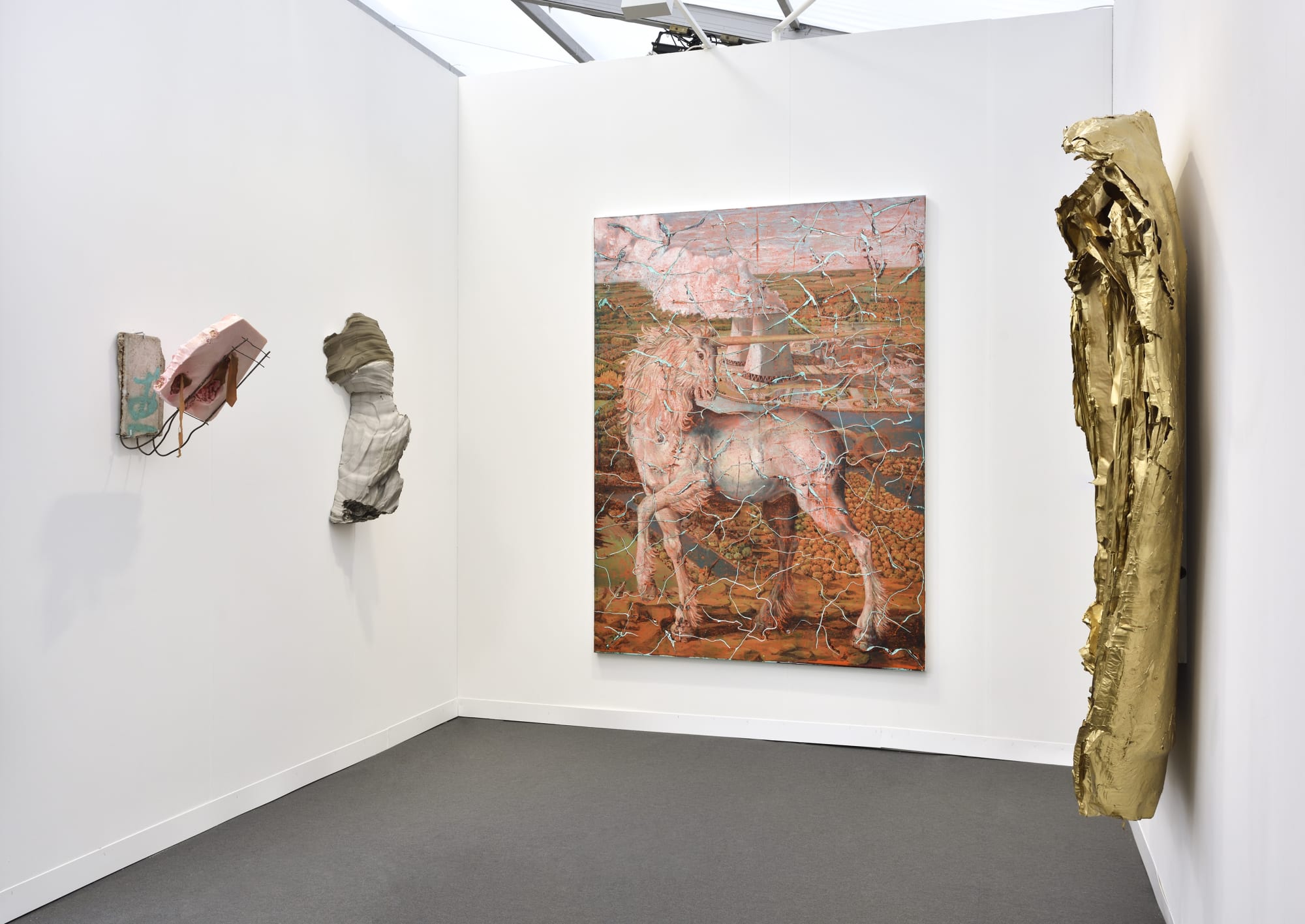 Vue du stand F05 de la foire Paris+ par Art Basel au Grand Palais Éphemère Photo © Rebecca Fanuele