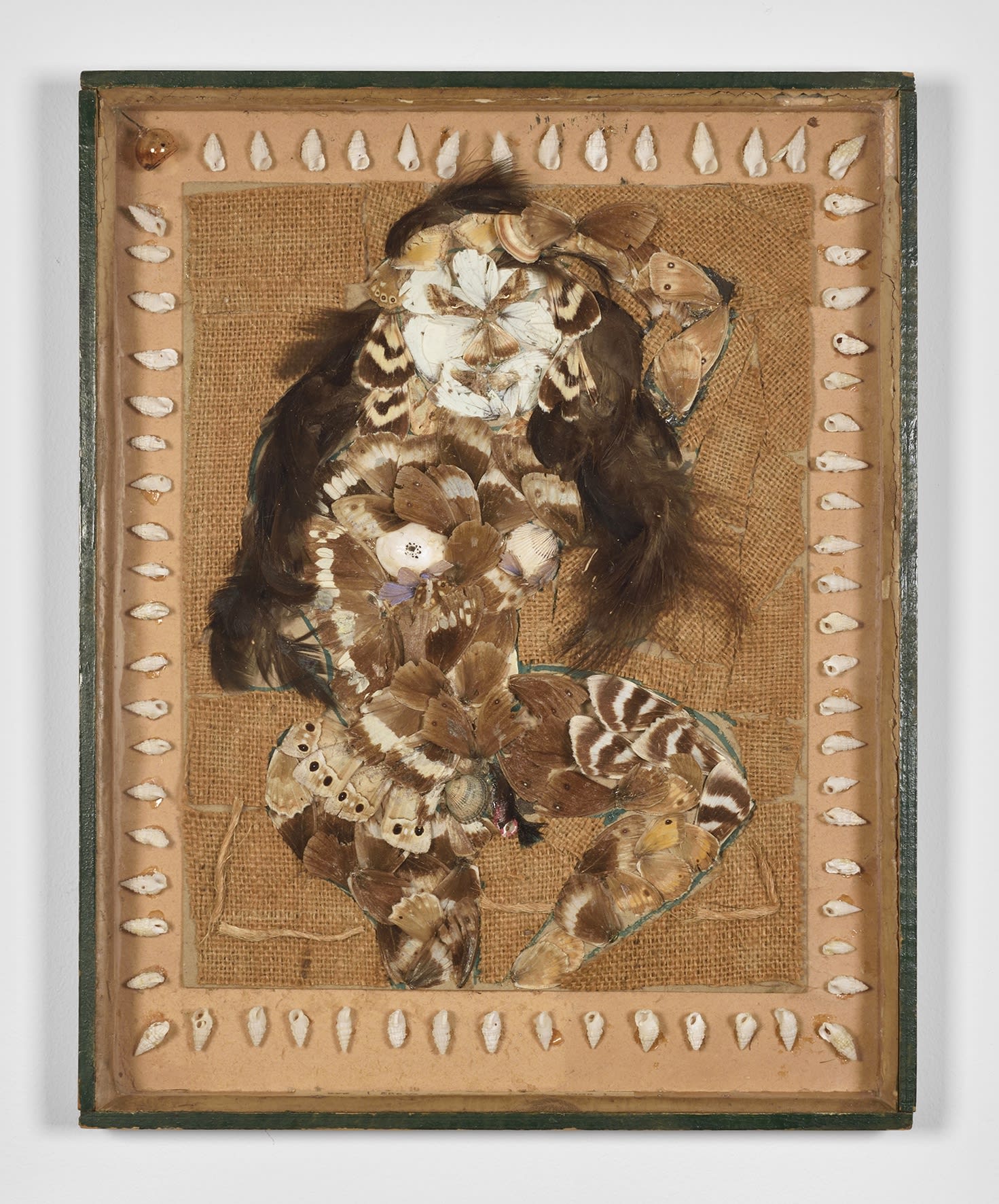 Pierre Bettencourt Eve, 1953 Technique mixte (ailes de papillons, coquillages, toile de jute, plumes) Mixed media (butterfly wings, shells, burlap, feathers) 13 3/4 x 11 1/8 x 3/4 in 35 x 28 x 2,5 cm ©Photo: Rebecca Fanuele