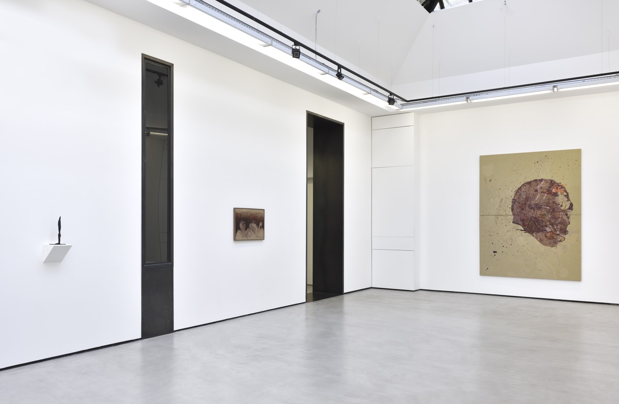 Vue de l'exposition "Même la guerre est quotidienne*" * Citation de Marguerite Duras issue de sa nouvelle Des journées entières dans les arbres AVEC : PIERRE BETTENCOURT, ANNA & BERNHARD BLUME, PIERRE YVES BOHM, HÉLÈNE DELPRAT, THIBAULT HAZELZET, FABIAN KNECHT, BRIAN MAGUIRE, MARYAN, BORIS MIKHAILOV, ANITA MOLINERO, ZORAN MUŠIČ, DANIEL POMMEREULLE, GERMAINE RICHIER, CEIJA STOJKA Photo : © Rebecca Fanuele Mainspace // 08.10 - 05.11.2022