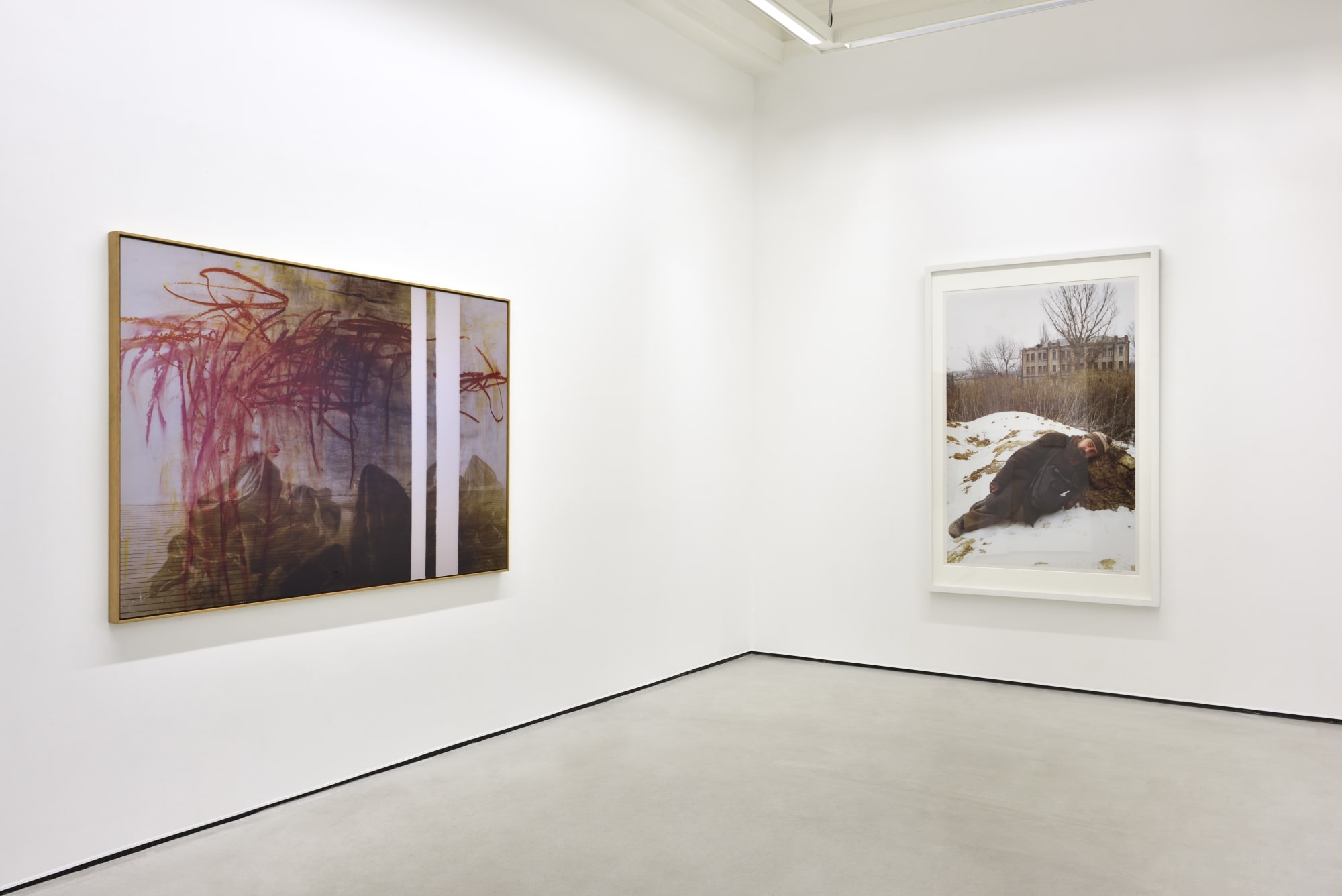 Vue de l'exposition "Même la guerre est quotidienne*" * Citation de Marguerite Duras issue de sa nouvelle Des journées entières dans les arbres AVEC : PIERRE BETTENCOURT, ANNA & BERNHARD BLUME, PIERRE YVES BOHM, HÉLÈNE DELPRAT, THIBAULT HAZELZET, FABIAN KNECHT, BRIAN MAGUIRE, MARYAN, BORIS MIKHAILOV, ANITA MOLINERO, ZORAN MUŠIČ, DANIEL POMMEREULLE, GERMAINE RICHIER, CEIJA STOJKA Photo : © Rebecca Fanuele Mainspace // 08.10 - 05.11.2022