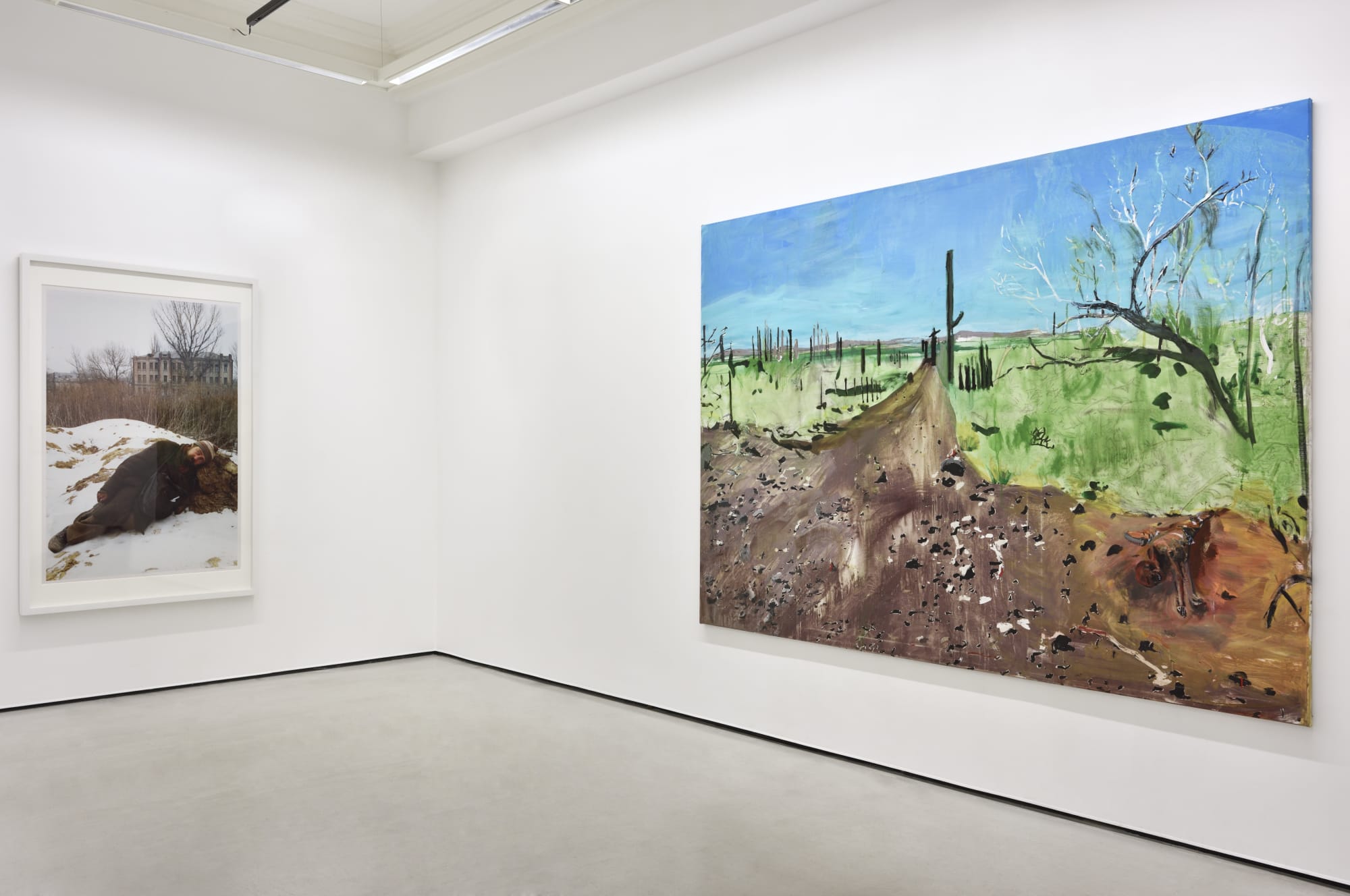 Vue de l'exposition "Même la guerre est quotidienne*" * Citation de Marguerite Duras issue de sa nouvelle Des journées entières dans les arbres AVEC : PIERRE BETTENCOURT, ANNA & BERNHARD BLUME, PIERRE YVES BOHM, HÉLÈNE DELPRAT, THIBAULT HAZELZET, FABIAN KNECHT, BRIAN MAGUIRE, MARYAN, BORIS MIKHAILOV, ANITA MOLINERO, ZORAN MUŠIČ, DANIEL POMMEREULLE, GERMAINE RICHIER, CEIJA STOJKA Photo : © Rebecca Fanuele Mainspace // 08.10 - 05.11.2022