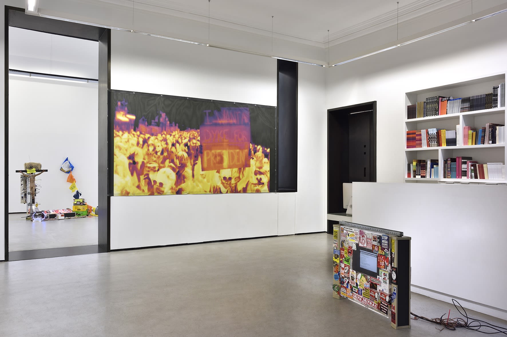 COSMOS 99, Galerie Christophe Gaillard, Paris. © Photo : Rebecca Fanuele.