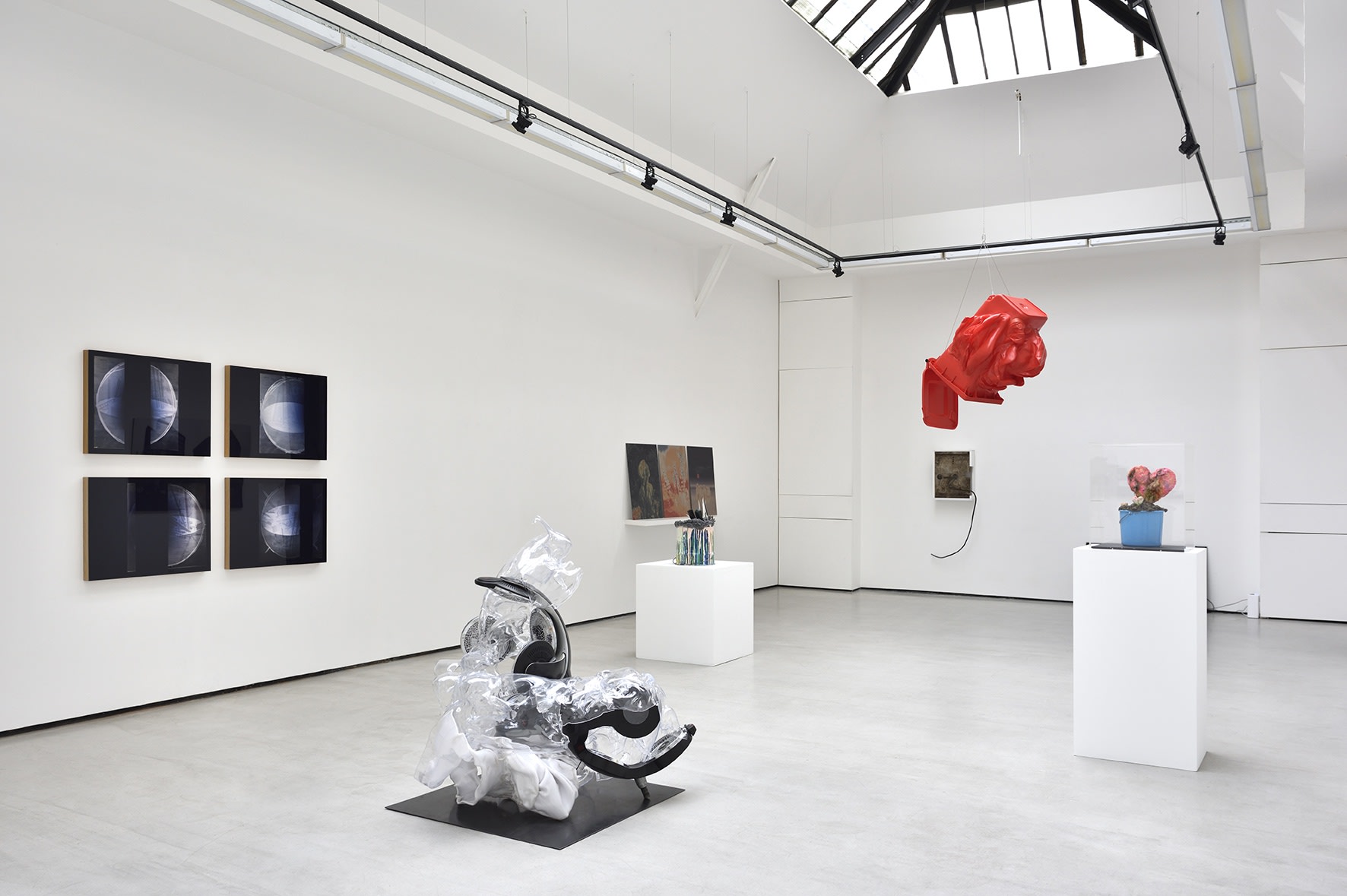 COSMOS 99, Galerie Christophe Gaillard, Paris. © Photo : Rebecca Fanuele.