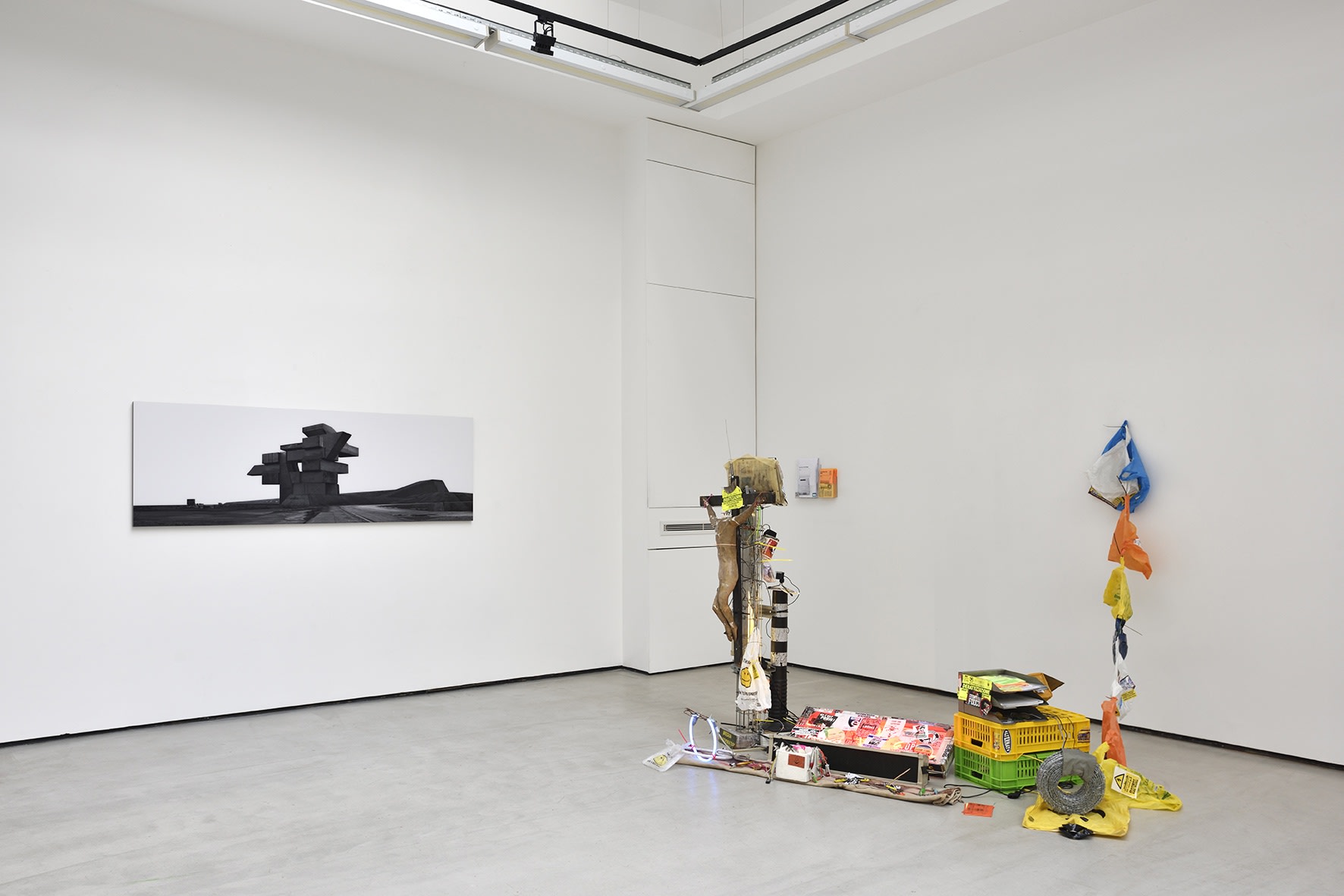 COSMOS 99, Galerie Christophe Gaillard, Paris. © Photo : Rebecca Fanuele.