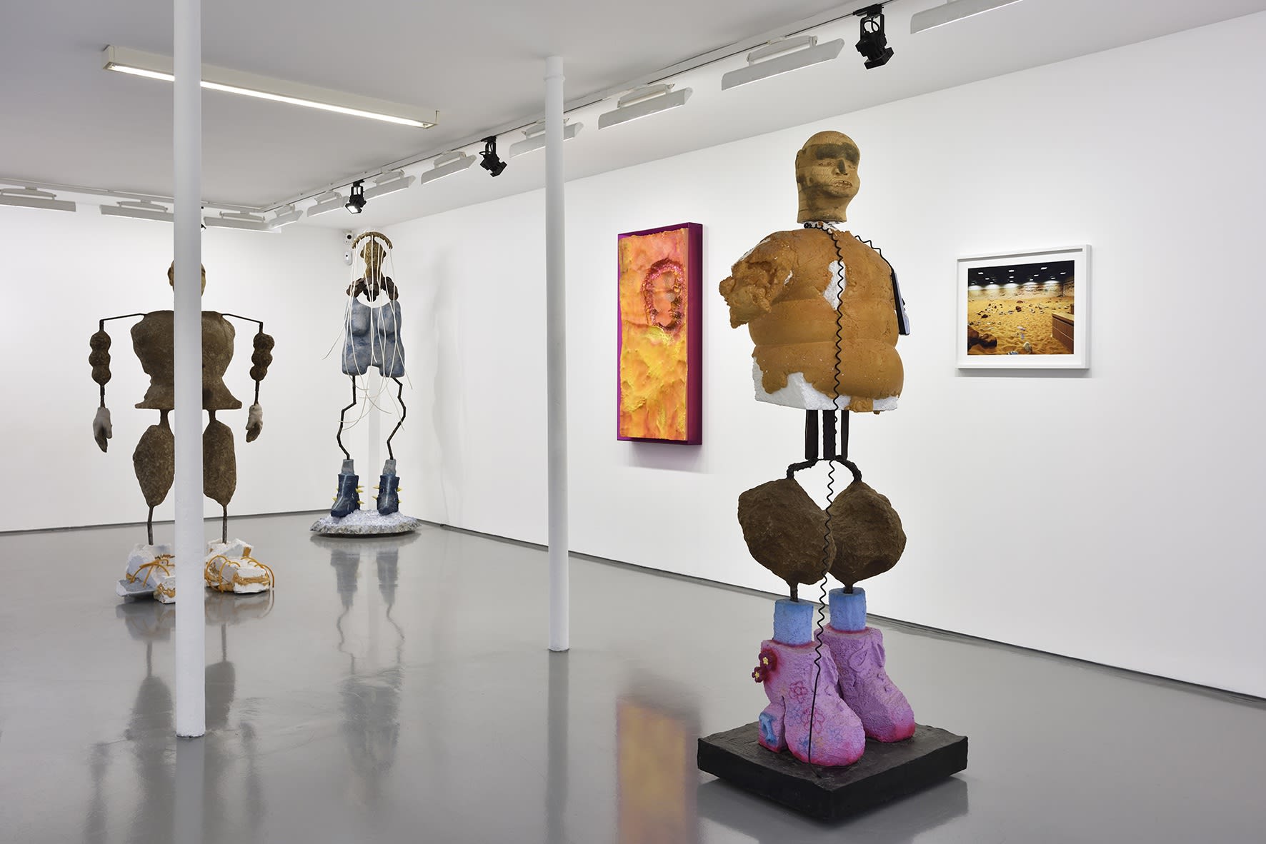 COSMOS 99, Galerie Christophe Gaillard, Paris. © Photo : Rebecca Fanuele.