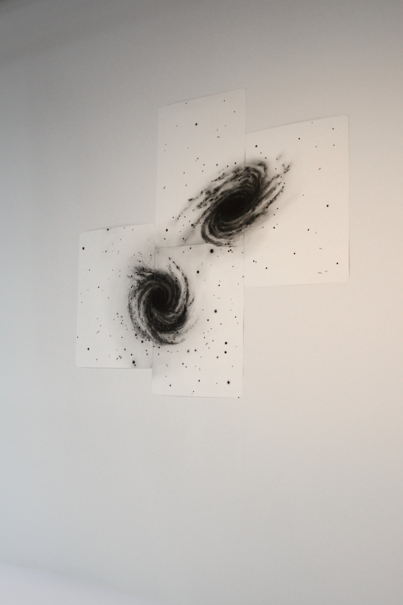 Drawn, 2018 Charbon sur papier, 210 x 225 cm (4 x 75 x 105 cm chacun). Courtoisie de l’artiste et Galerie Laurence Bernard, Genève