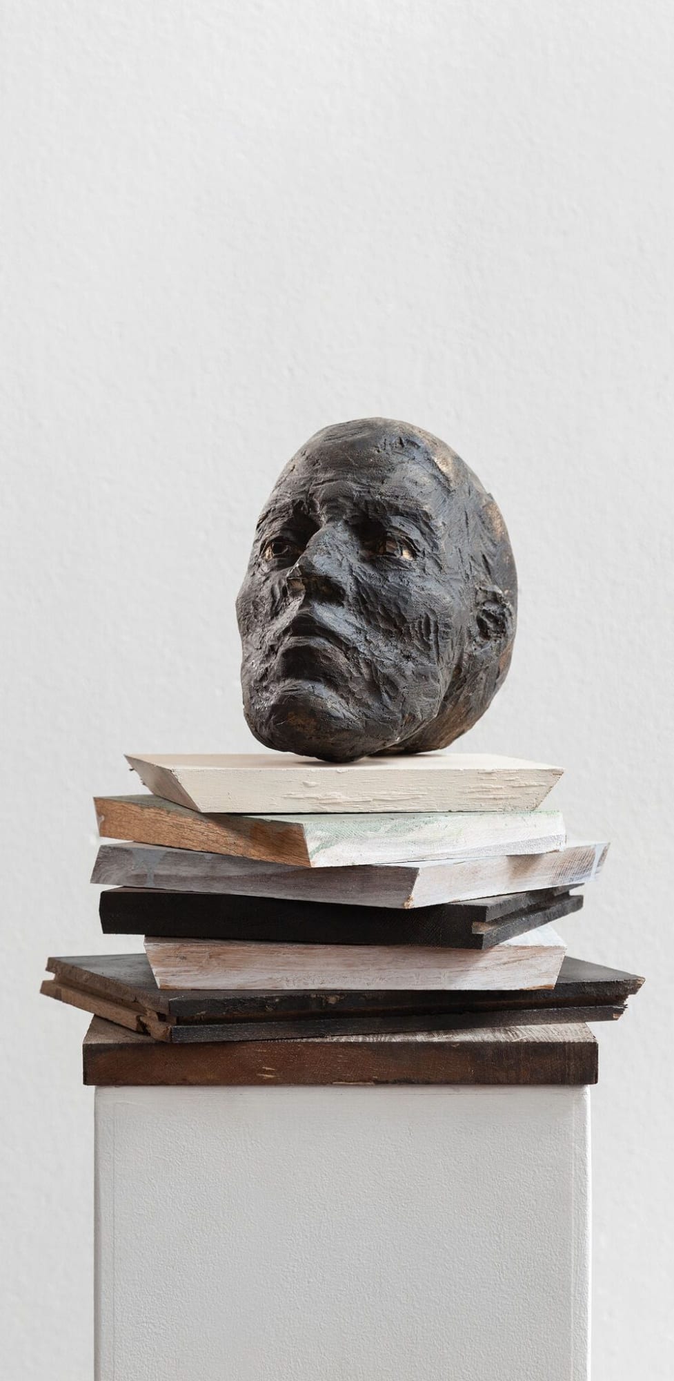 Laura Eckert - Skull - 2017 - eiken, pigment - 50 x 40 x 40 cm