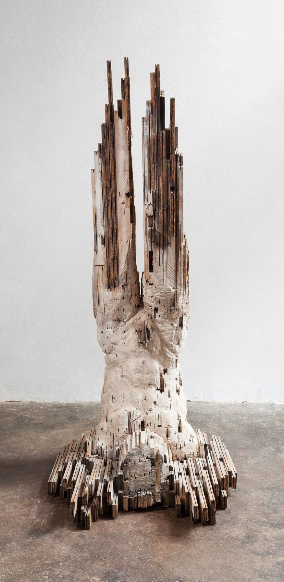 Laura Eckert - The Somnabulist - 2017 - eiken, krijtgrond - 213 x 100 x 115 cm