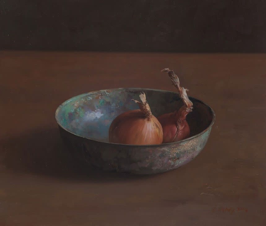 Qiangli Liang - Uien in bronzen schaal - 2014 - olieverf op paneel - 30 x 35 cm