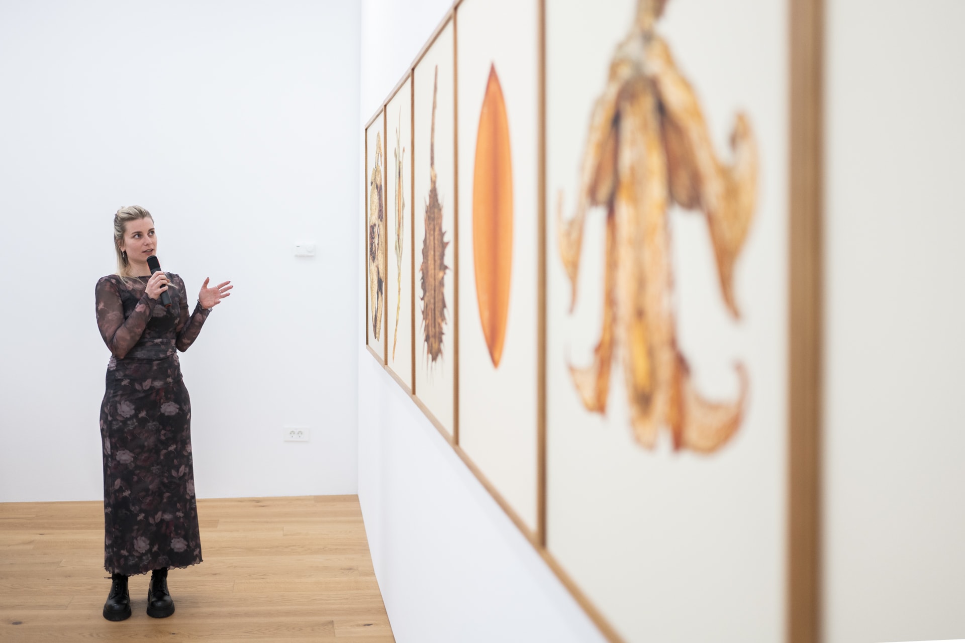 Vodstvo po razstavi z umetnico / Exhibition guided tour with the artist: Tilyen Mucik – Semena / Seeds