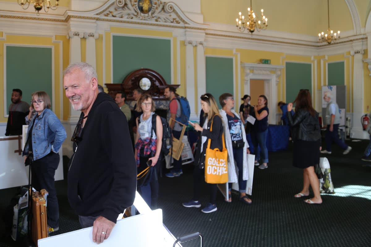 PINTAR RAPIDO, LONDON. PAINTING IN THE RAIN