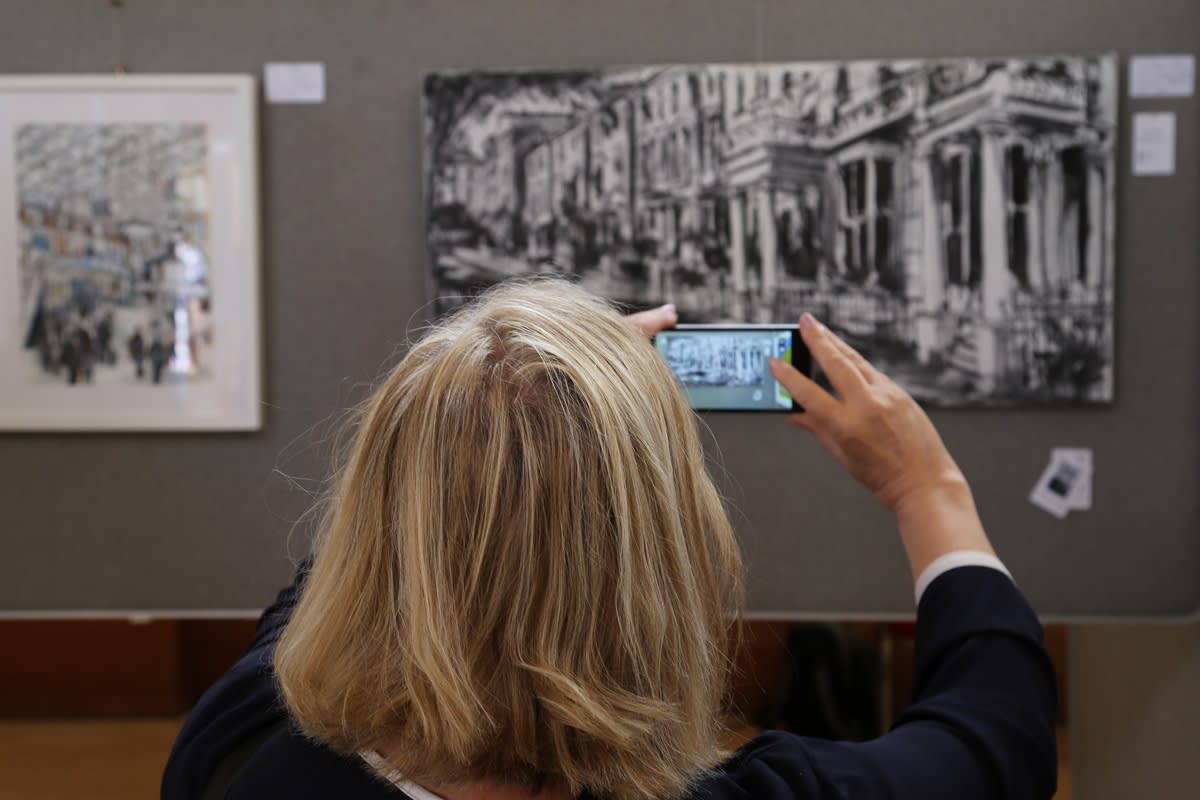 PINTAR RAPIDO, LONDON. PAINTING IN THE RAIN