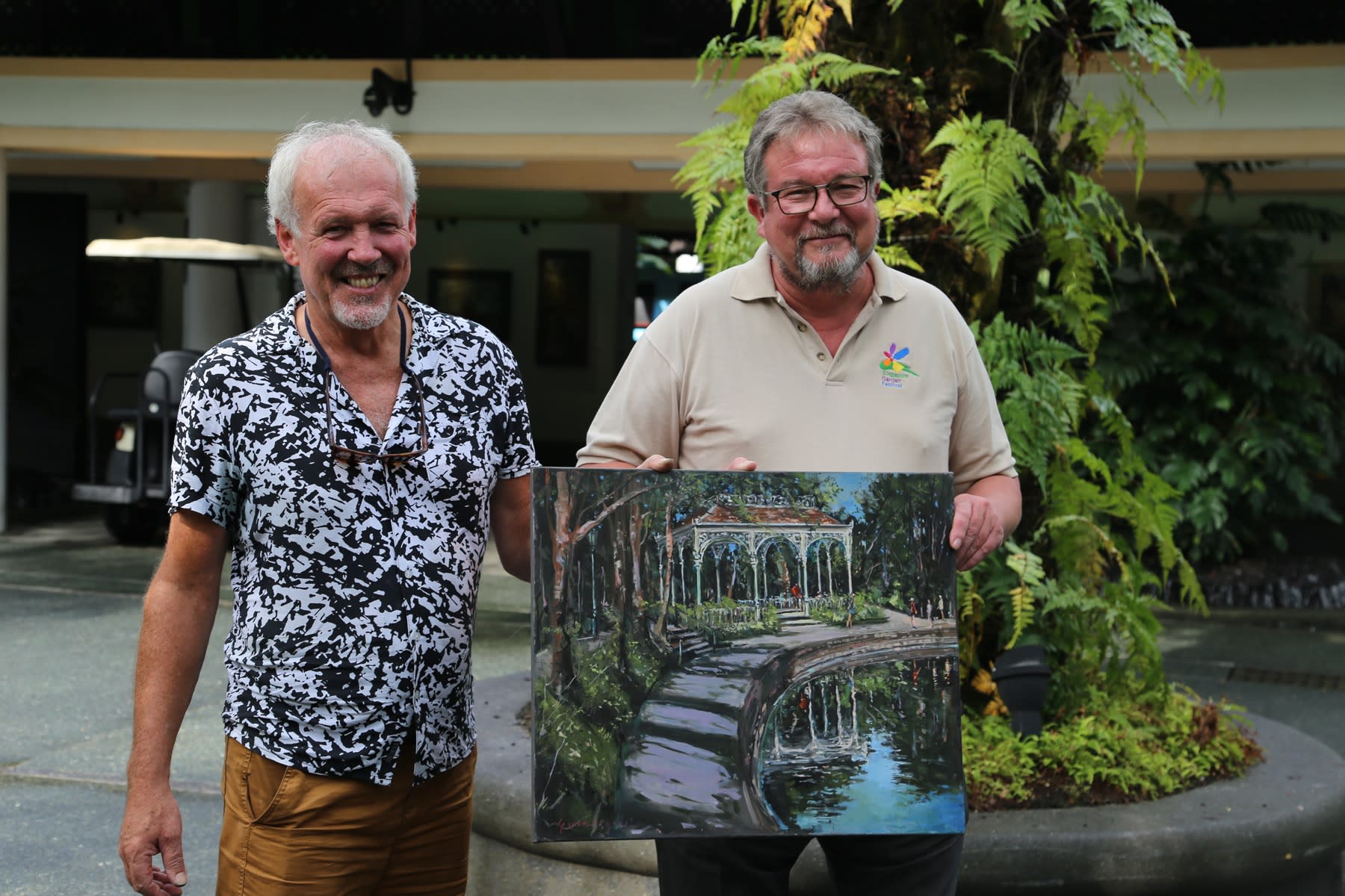 07 OCTOBER 2019 SINGAPORE BOTANIC GARDENS Artist Gerard Byrne with Dr Nigel Taylor, SBG Director The Swan Lake Gazebo, Dr Taylor private Art Collection photo: Agata Byrne