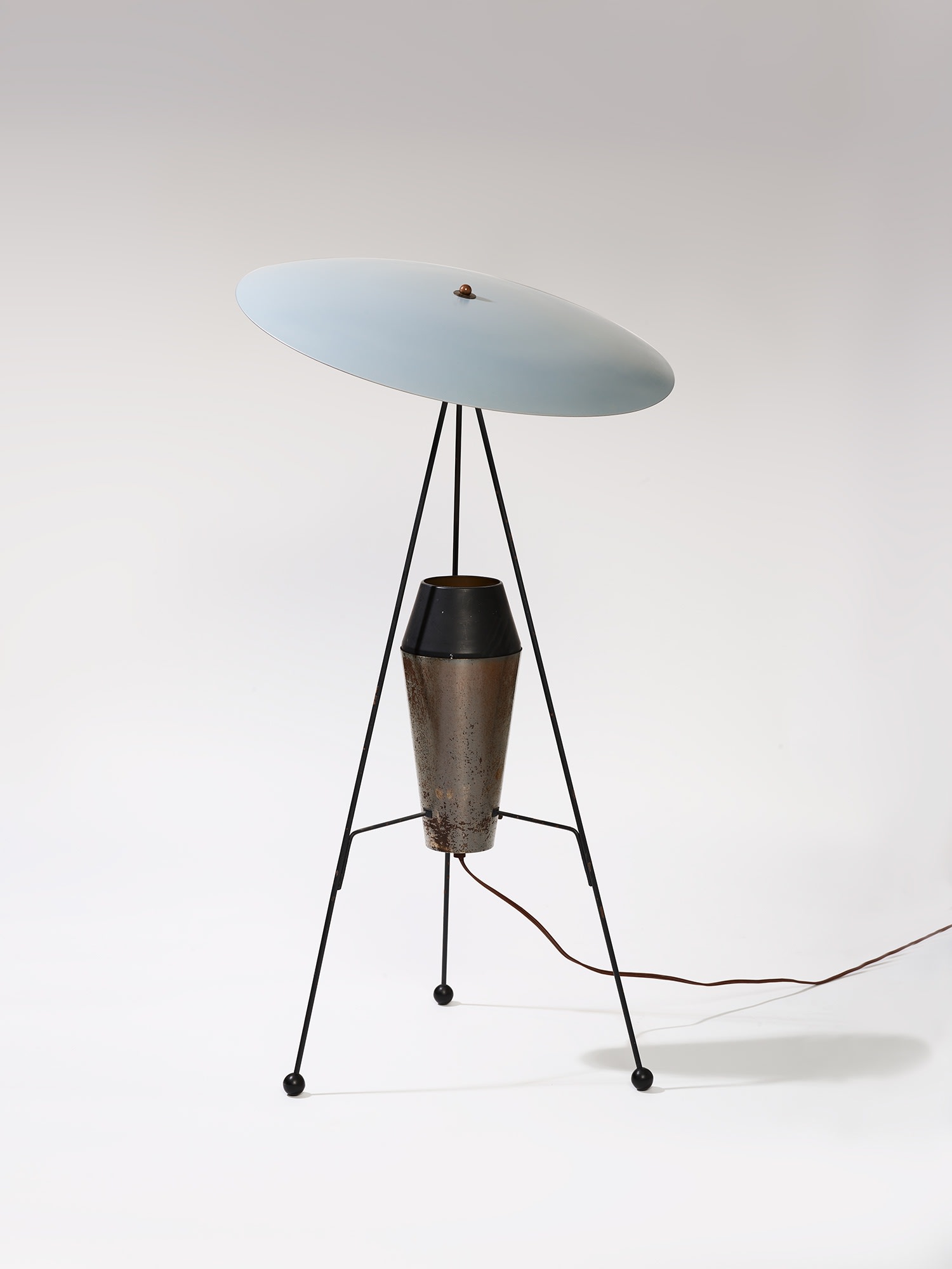 A.W. and Marion Geller Floor lamp, 1951 Brass, enamelled steel, rubber 94 x 51 cm (37 x 20 1/8 in) Manufactured by Heifetz Manufacturing Co.
