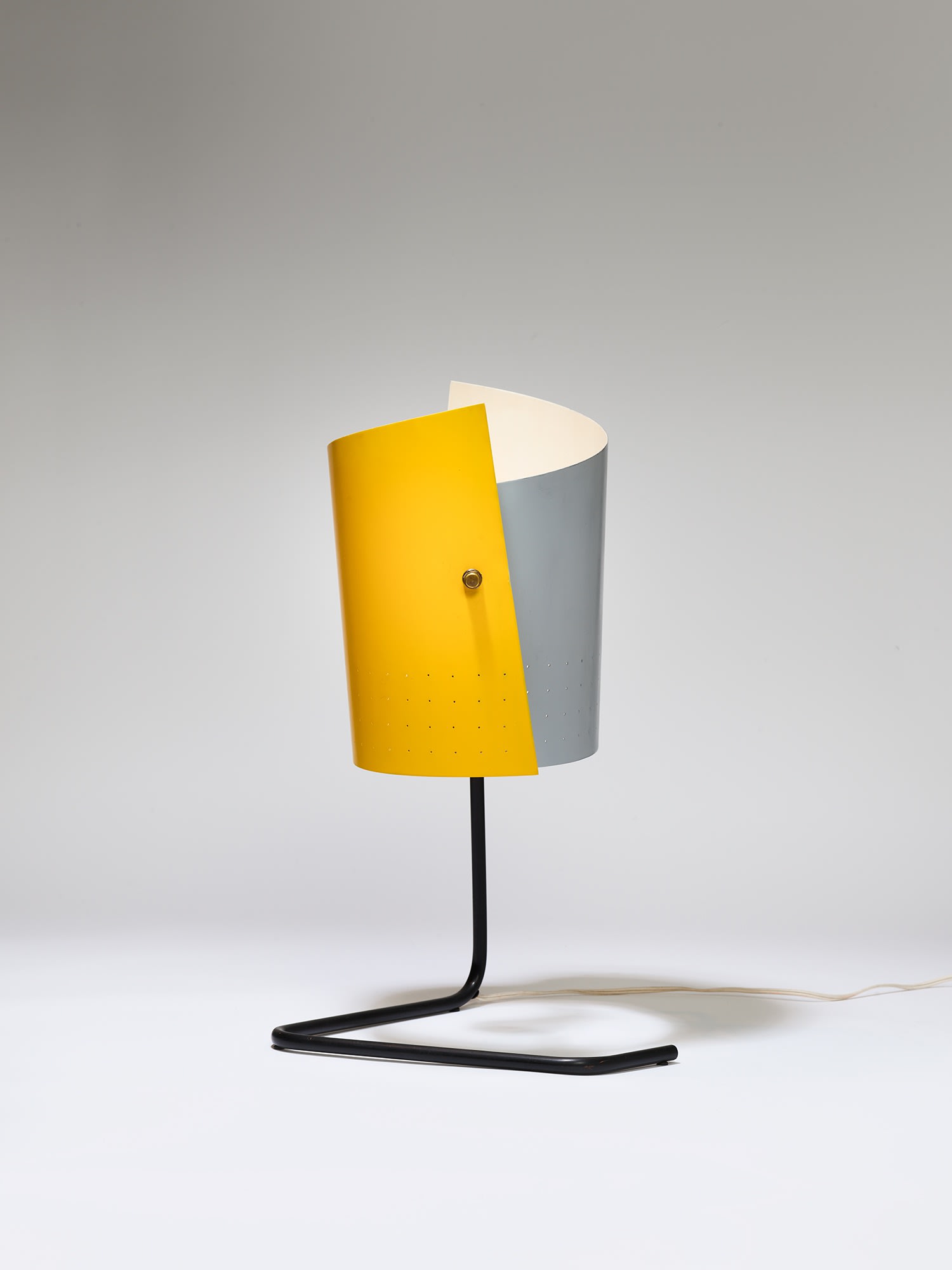 Lester Geis Table lamp, 1951 Enameled steel and aluminum, brass 55 x 37 x 25 cm ( 21 5/8 x 14 5/8 x 9 7/8 in) Manufactured by Heifetz Manufacturing Co.