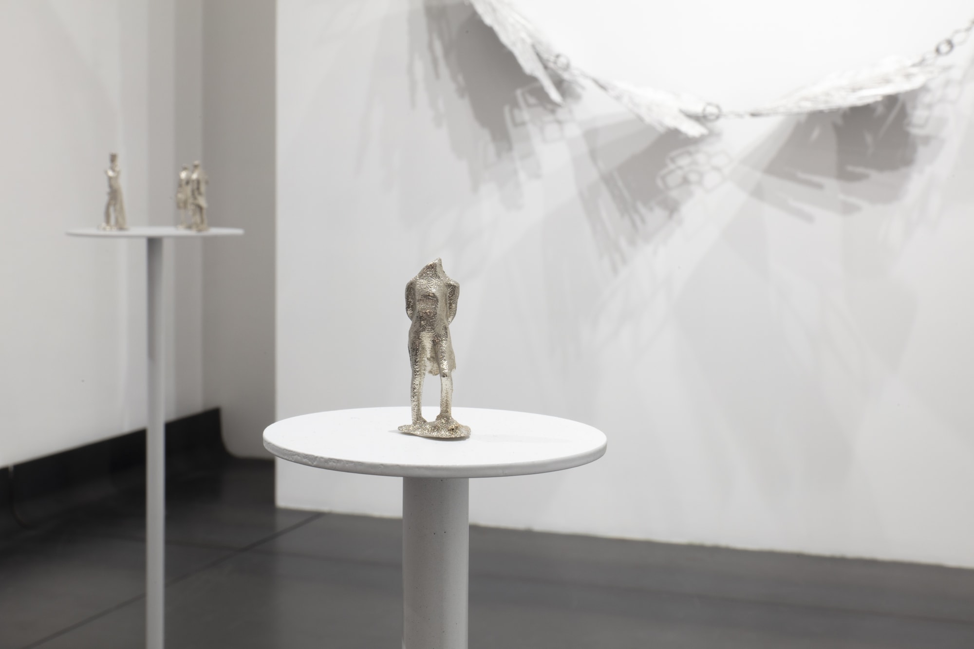 Exhibition view: Julieta Gil, ¿Quién mira a quienes miran?, Campeche, Mexico City, 2024 Courtesy of the artist and Campeche, Mexico City Photography by Ramiro Chaves @chavesdocs