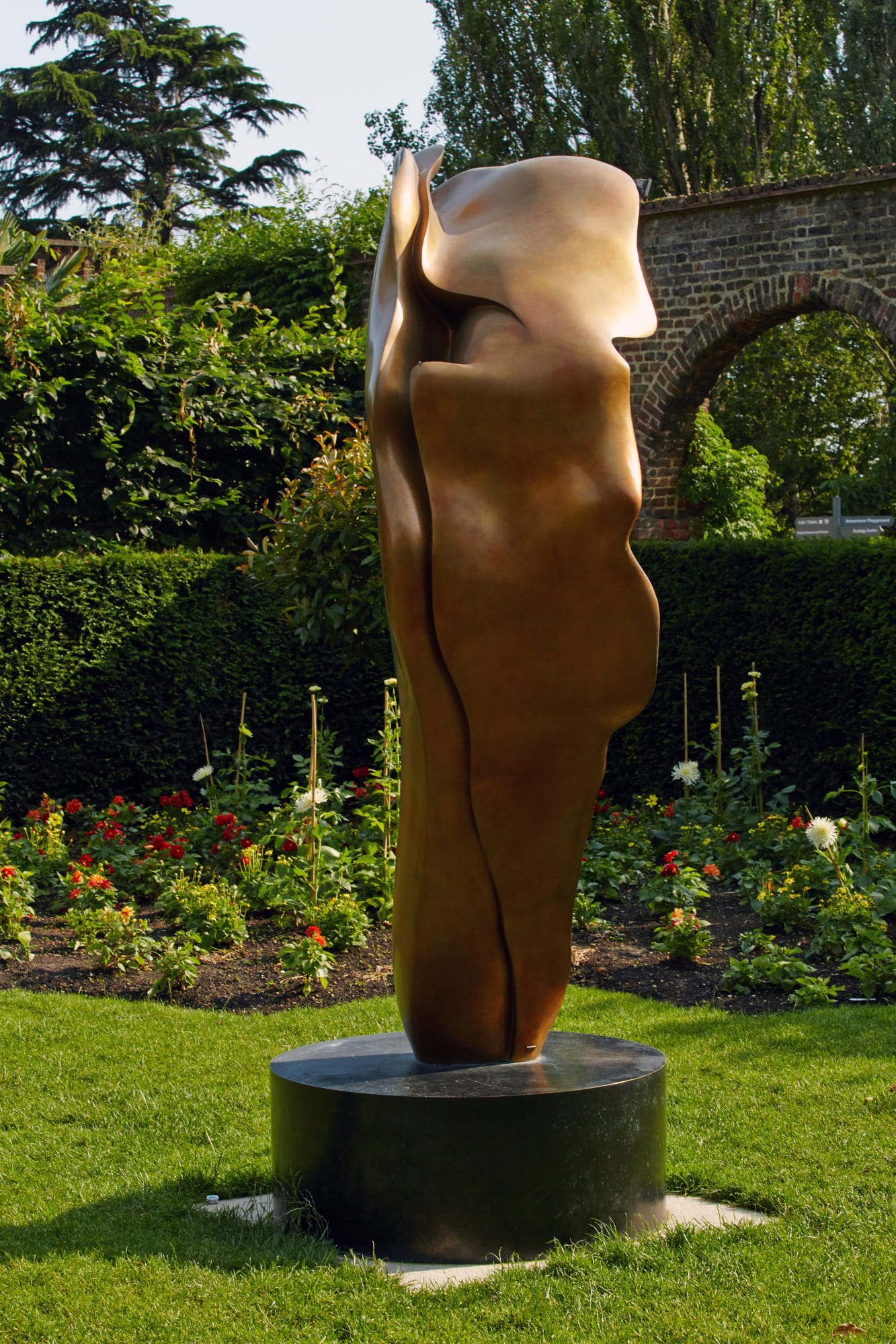 Meridiana, Bronze, 2016 Image © Tania Dolvers