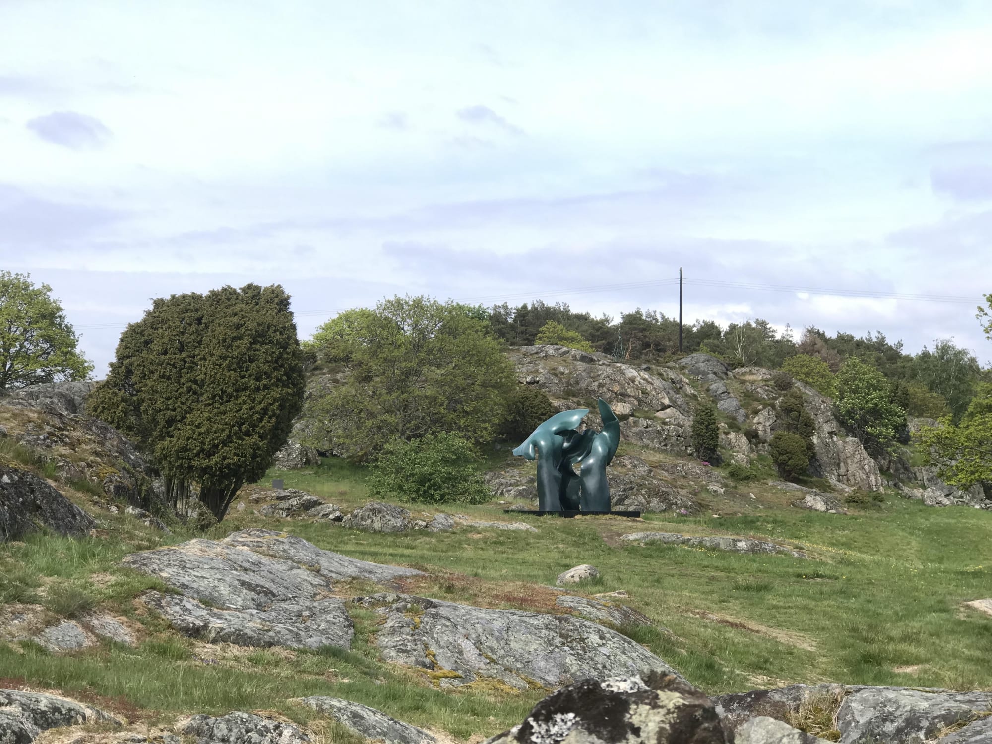 Helaine Blumenfeld Illusion Patinated bronze in three parts, Height: 300cm