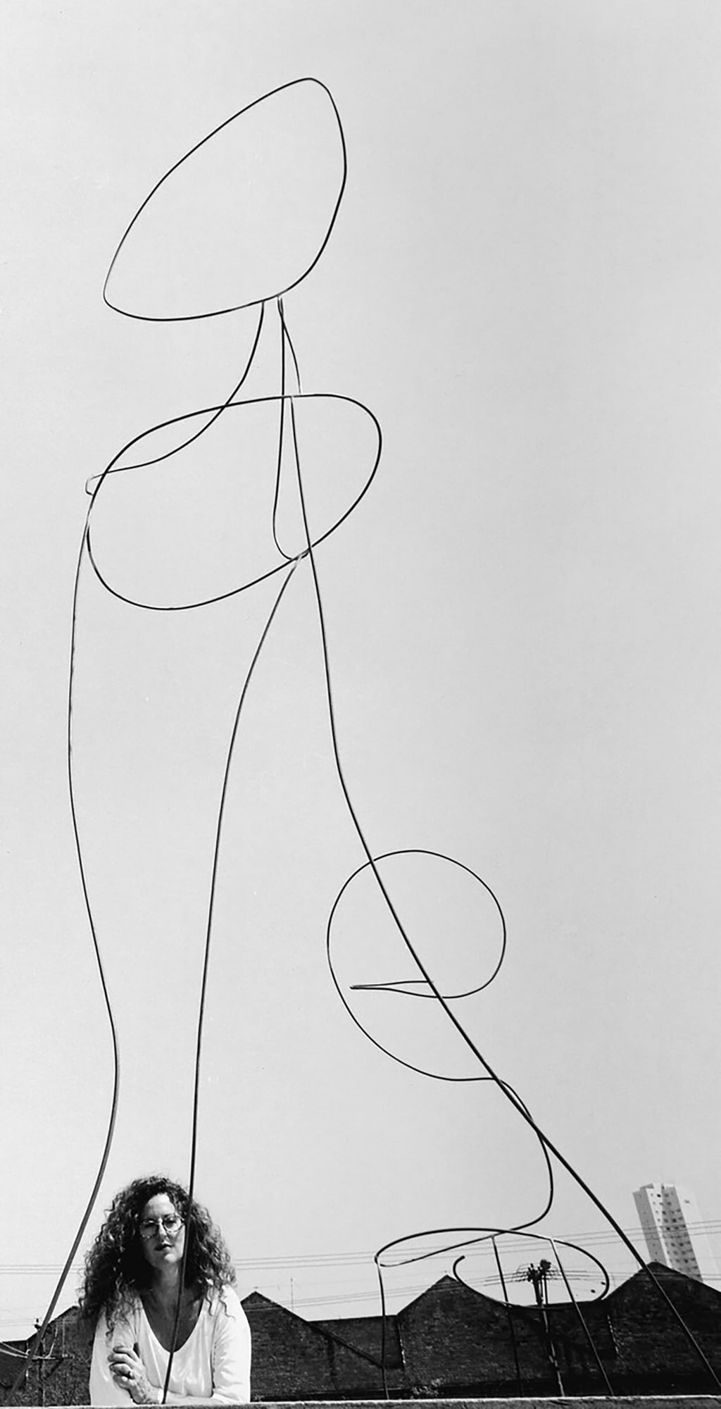 Marcia Grostein in front of Sky Drawing, São Paulo, 1994