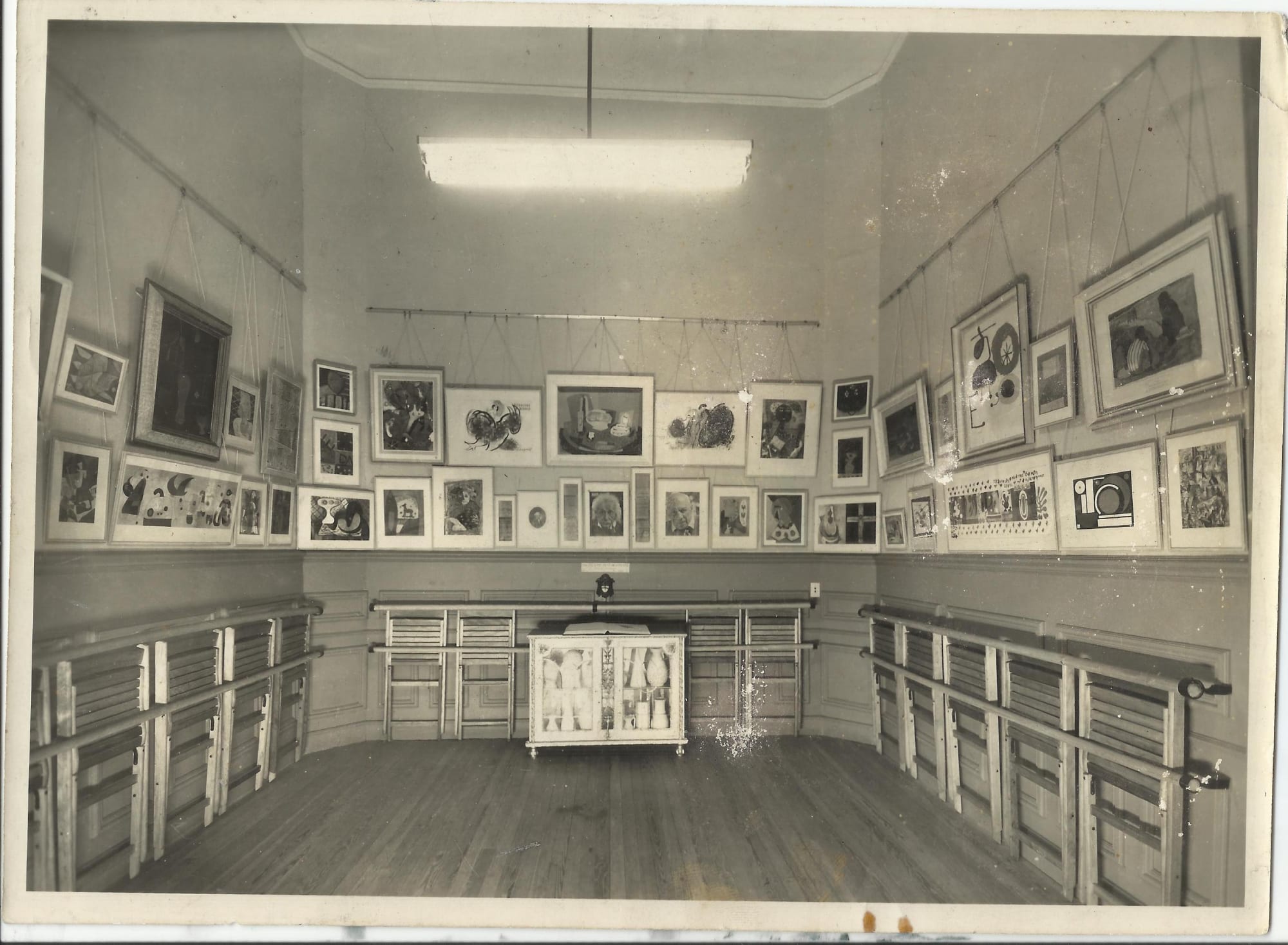 Main room displaying modern works at the Escuela de Arte Moderno in Buenos Aires.