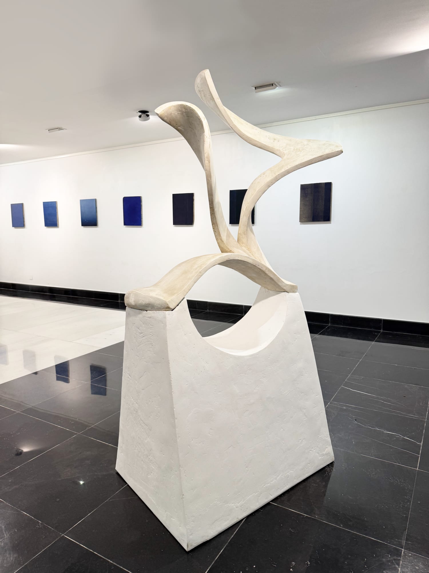 Form and color. A dialogue between artists