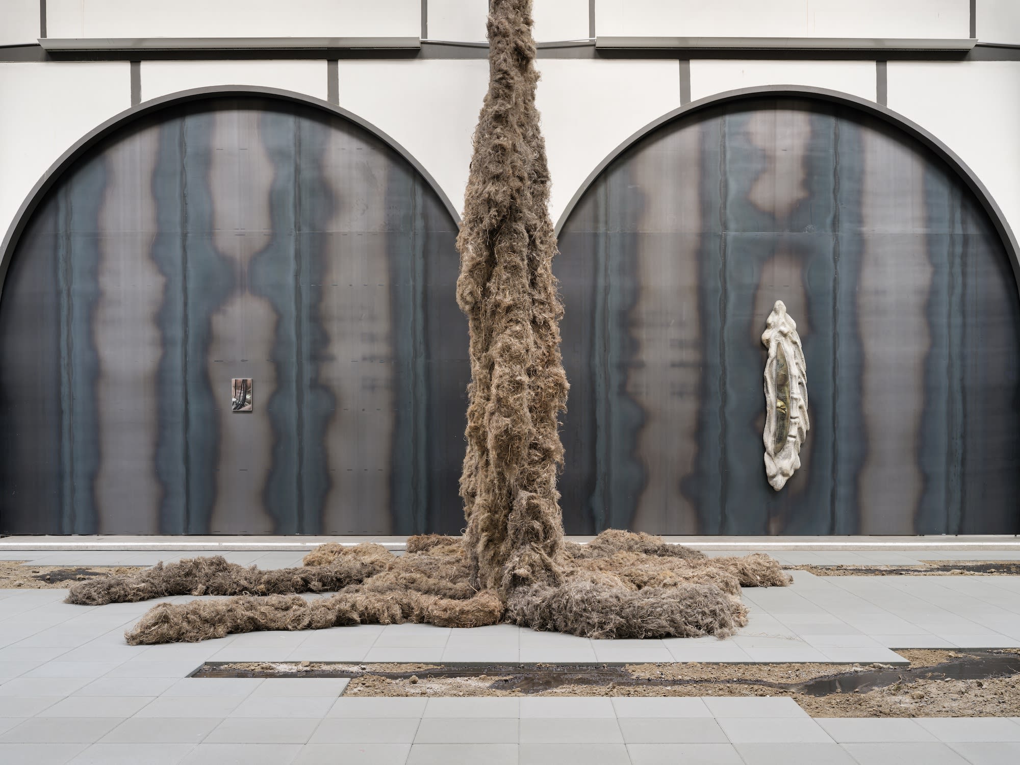 KLÁRA HOSNEDLOVÁ exhibition view, Chanel Commission: Klára Hosnedlová. embrace, Hamburger Bahnhof – Nationalgalerie der Gegenwart, Berlin, 2025