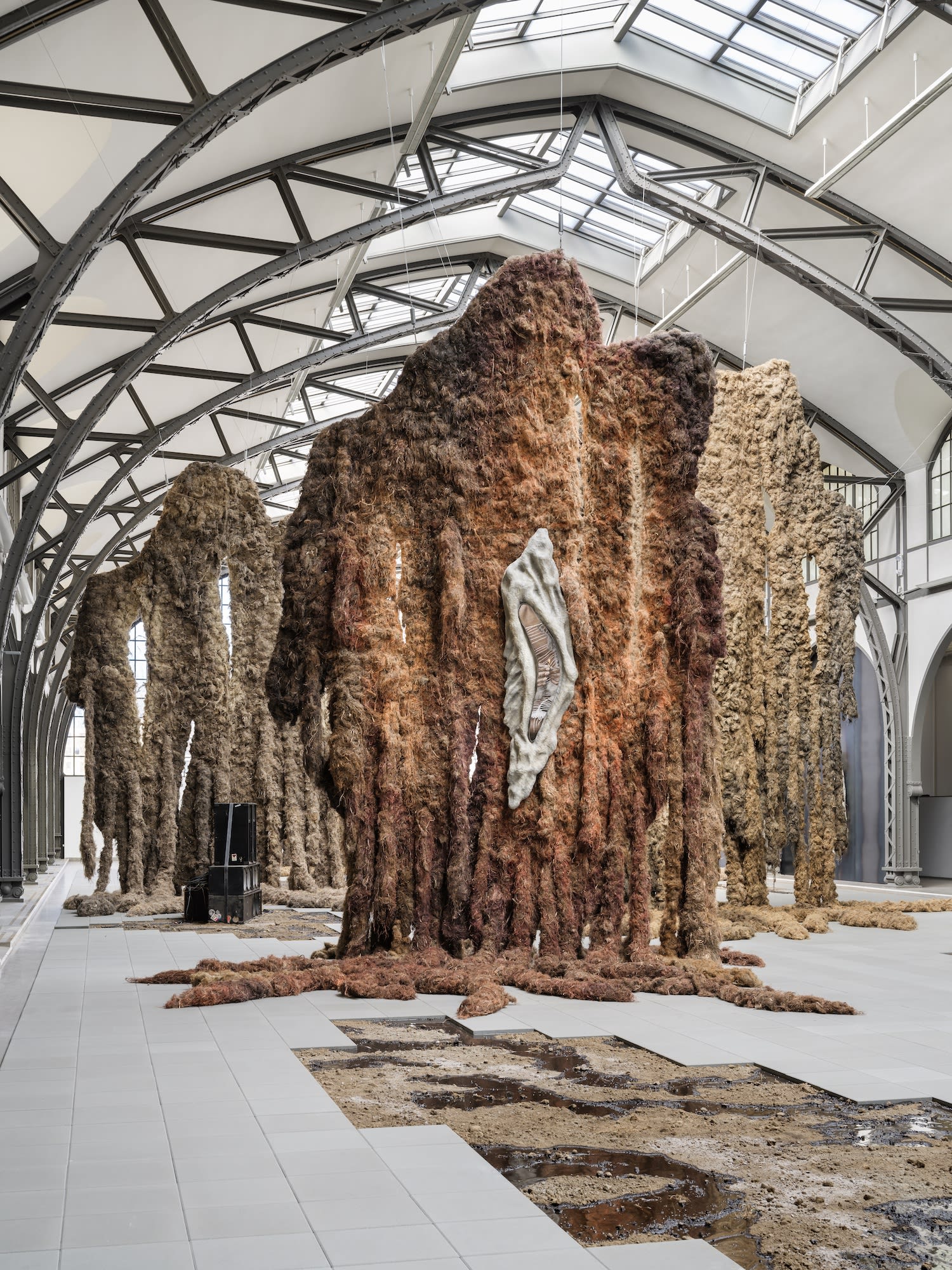 KLÁRA HOSNEDLOVÁ exhibition view, Chanel Commission: Klára Hosnedlová. embrace, Hamburger Bahnhof – Nationalgalerie der Gegenwart, Berlin, 2025