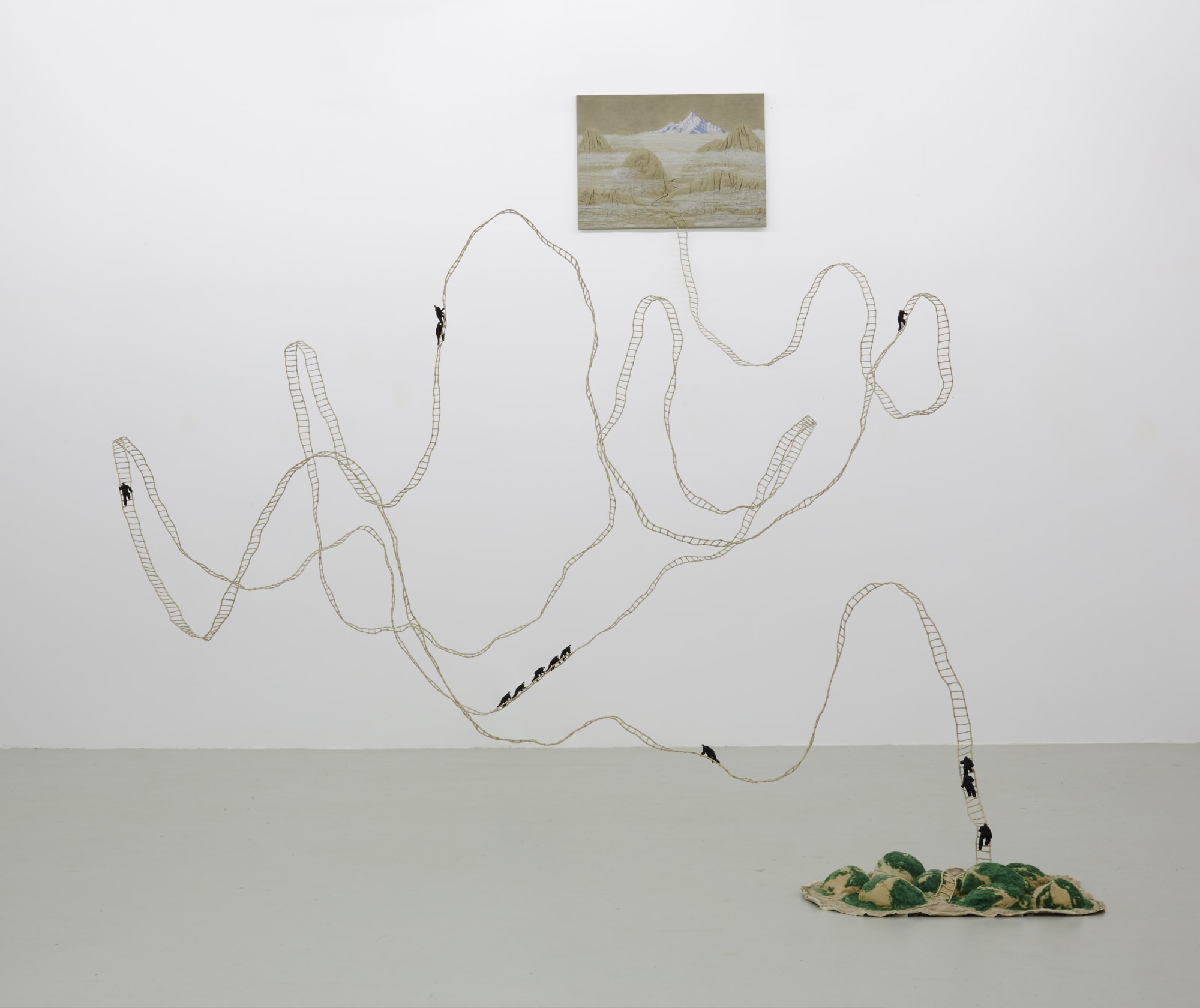 计文于& 朱卫兵 Ji Wenyu & Zhu Weibing 圣山不远 尺寸可变 木框，布，铜丝， The Sacred Mountain Is not Far Away Variable size Wooden 2015